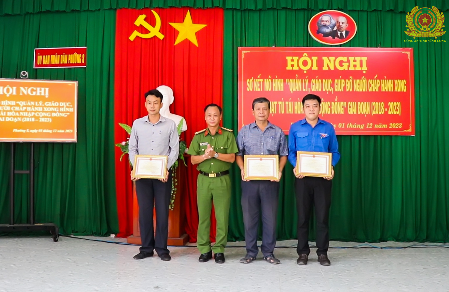 Đại tá Trà Quang Thanh - Phó Giám đốc Công an tỉnh trao khen cho các tập thể có thành tích xuất sắc trong thực hiện mô hình