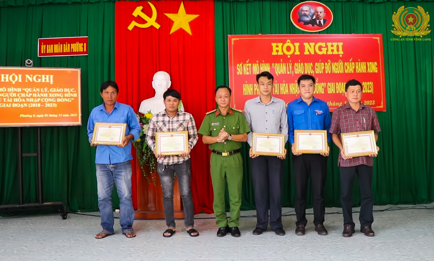 Đại tá Trà Quang Thanh Phó Giám đốc Công an tỉnh trao giấy khen cho các cá nhân có thành tích xuất sắc