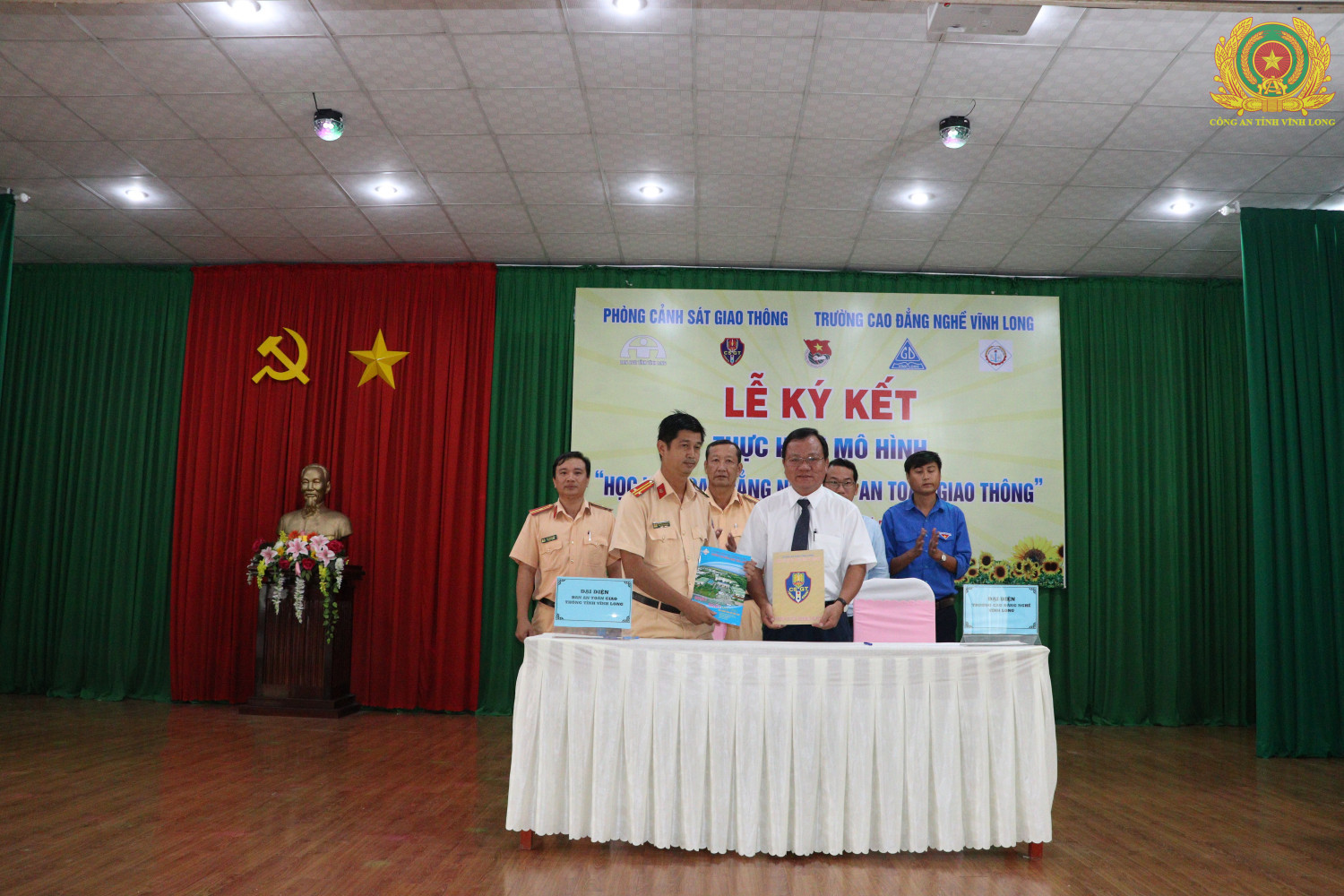 Đại diện Lãnh đạo Phòng Cảnh sát giao thông và Ban Giám hiệu Trường Cao đẳng nghề Vĩnh Long ký kết mô hình 'Học viên Cao đẳng nghề với an toàn giao thông'