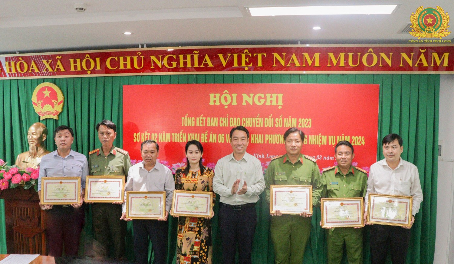 Trao khen các tập thể, cá nhân xuất sắc trong thực hiện Đề án 06