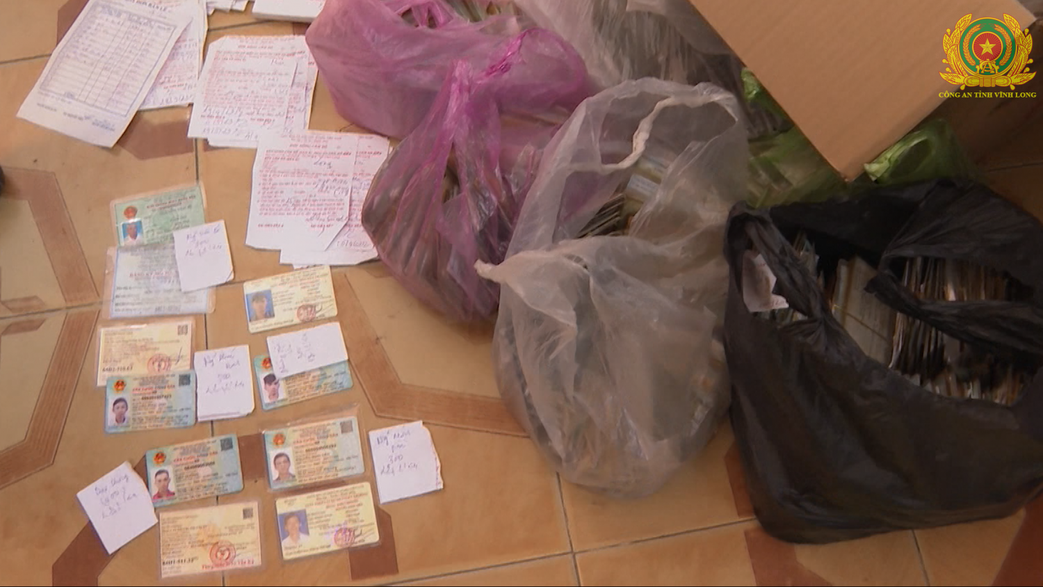 Tang vật cccd bi cầm