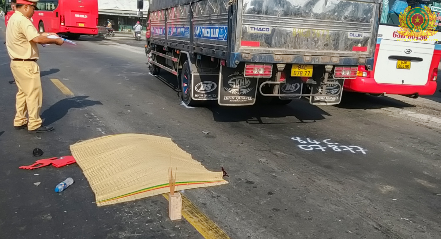 Lực lượng CSGT khám nghiệm hiện trường