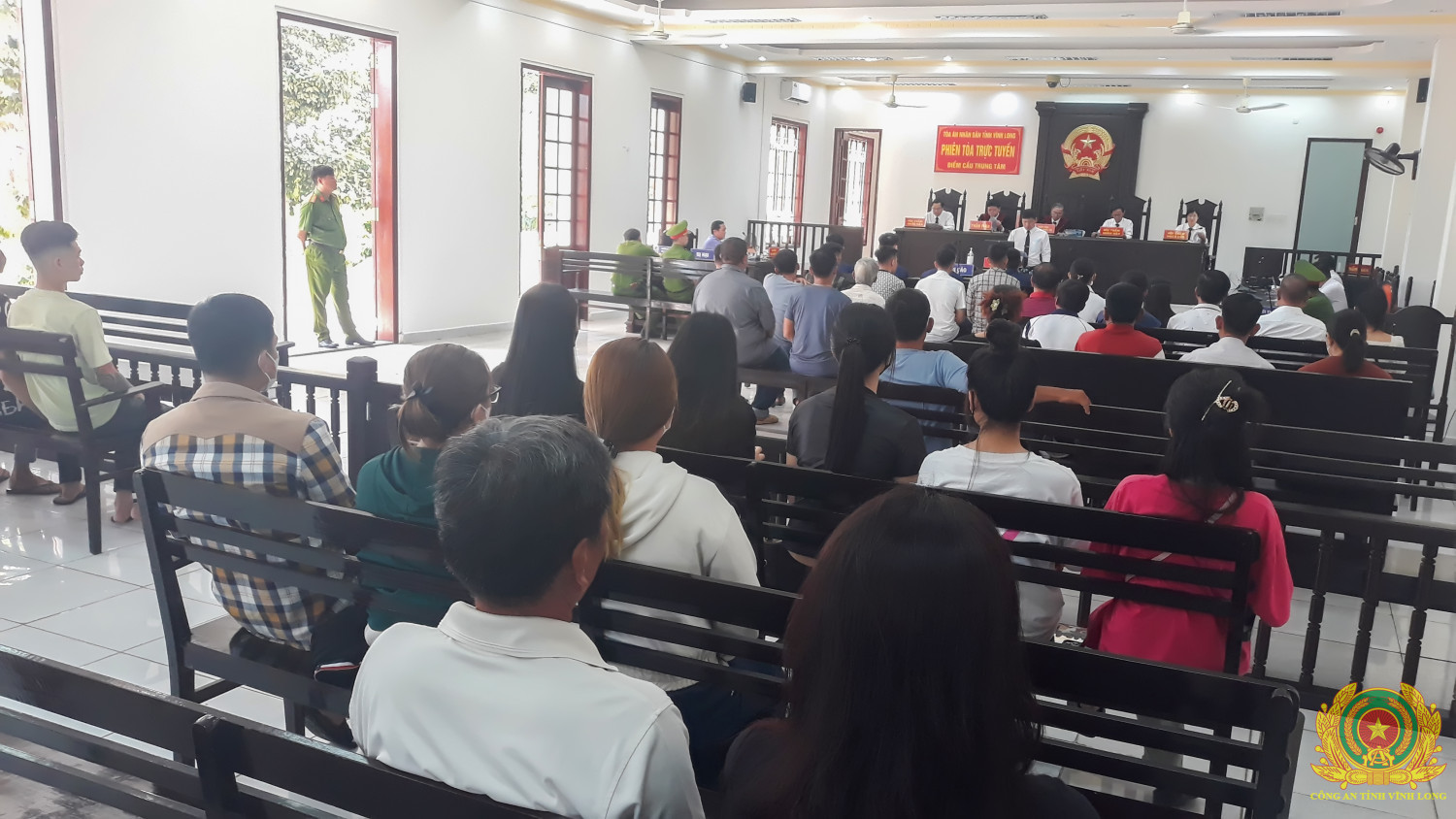 Quang cảnh phiên tòa