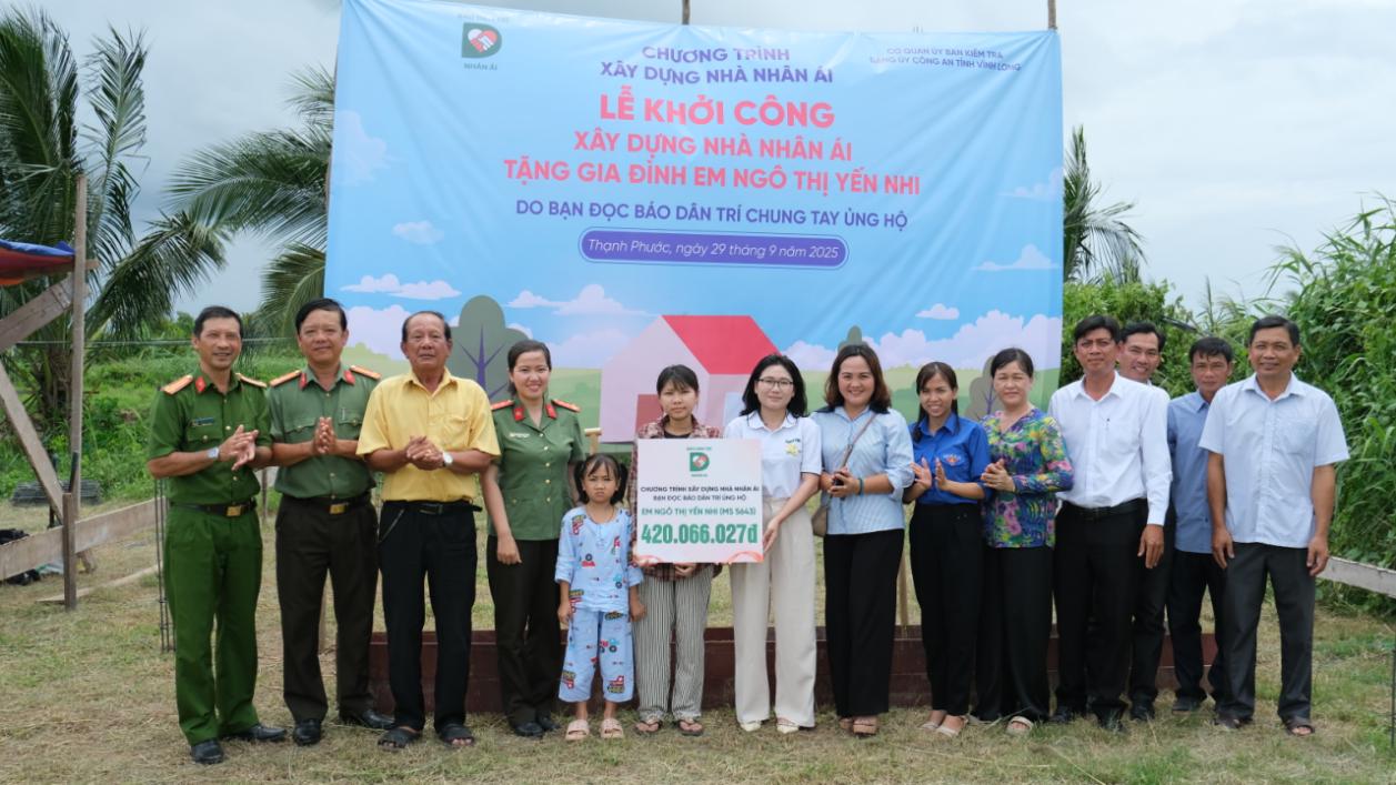 Đại diện báo Dân trí trao tiền xây nhà nhân ái cho gia đình em Ngô Thị Yến Nhi