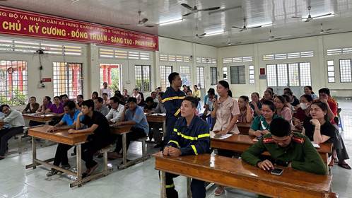 Cán bộ Phòng Cảnh sát PCCC và CNCH, Công an tỉnh Vĩnh Long hướng dẫn lý thuyết cho học viên