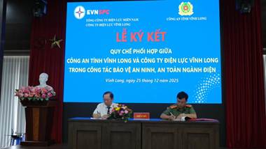 Đại tá Phạm Thanh Tùng, Phó Giám đốc Công an tỉnh; đồng chí Phạm Thanh Trúc, Giám đốc Công ty Điện lực Vĩnh Long tiến hành ký kết