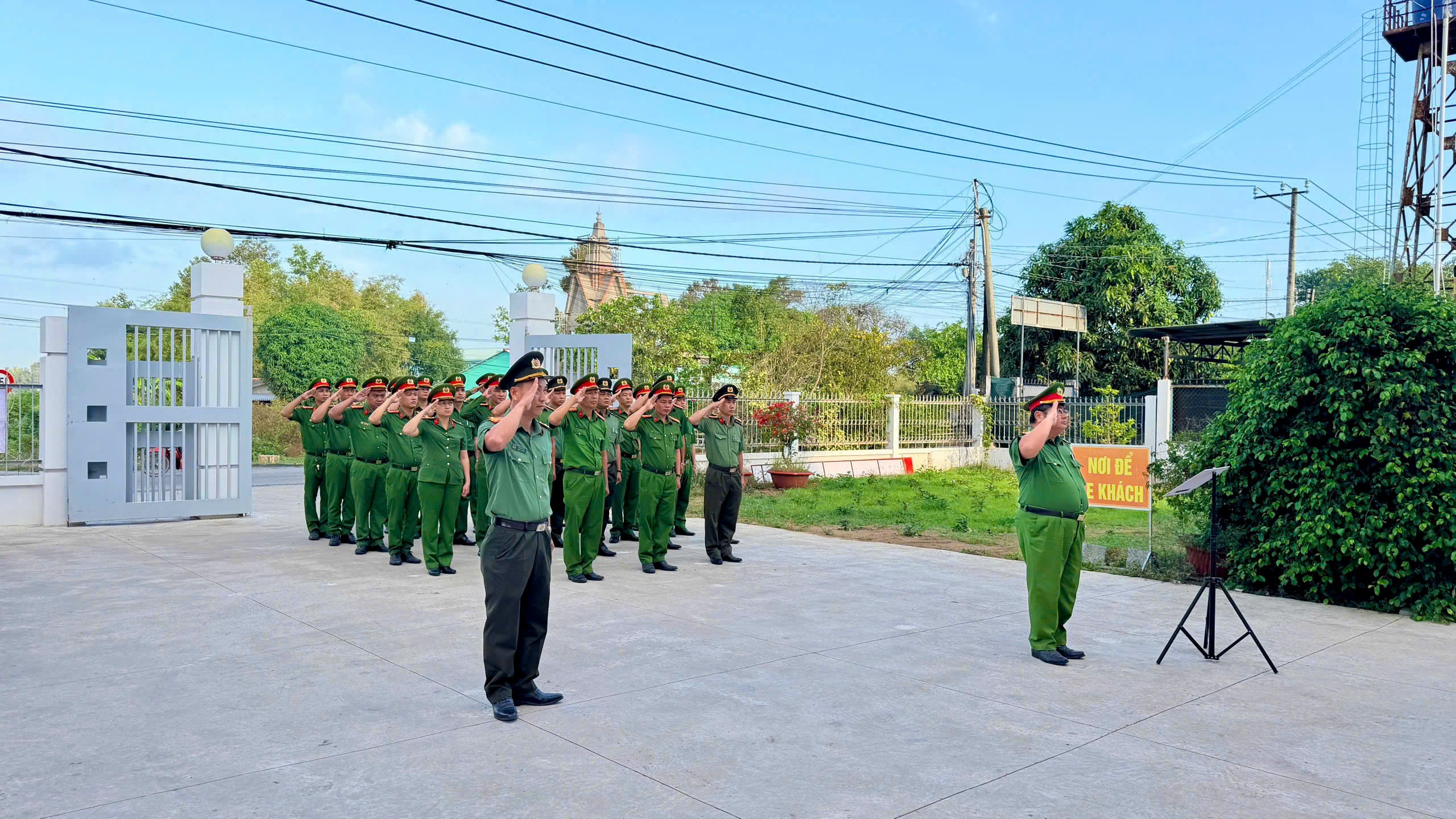 1 Ảnh CBCS Công an xã Hiệp Mỹ chào cờ đầu tháng 3 năm 2026