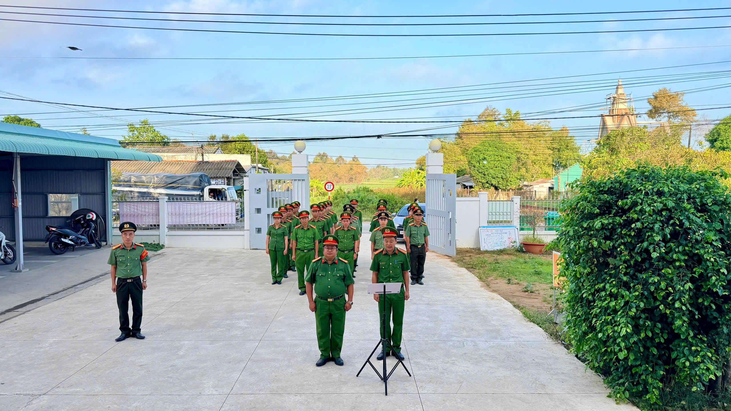 2 Ảnh CBCS Công an xã Hiệp Mỹ tuyên thệ dưới Quốc kỳ