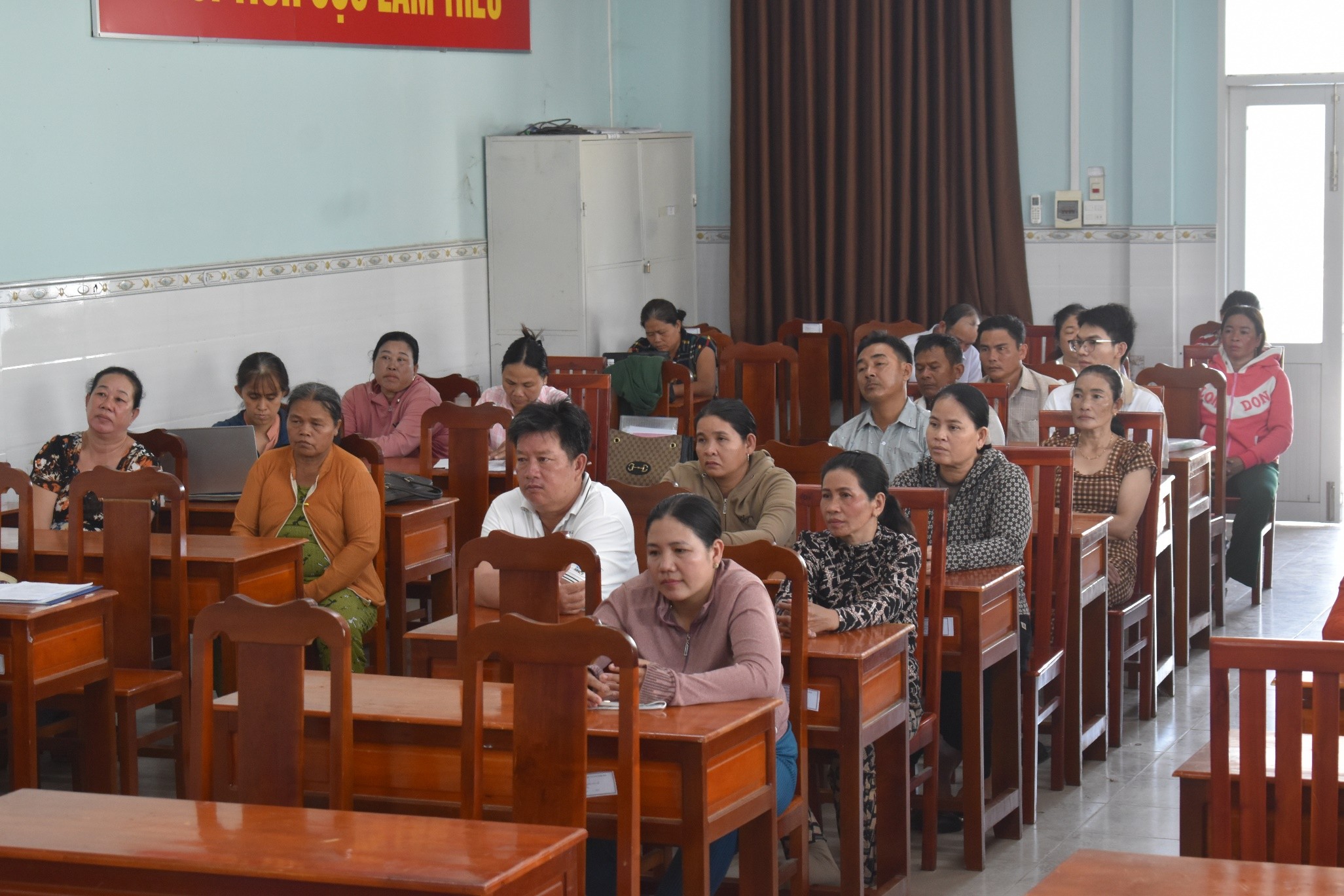 2 Ảnh Phụ huynh và các em học sinh tham dự hội nghị tuyên truyền, giáo dục pháp luật về các quy định về trật tự,