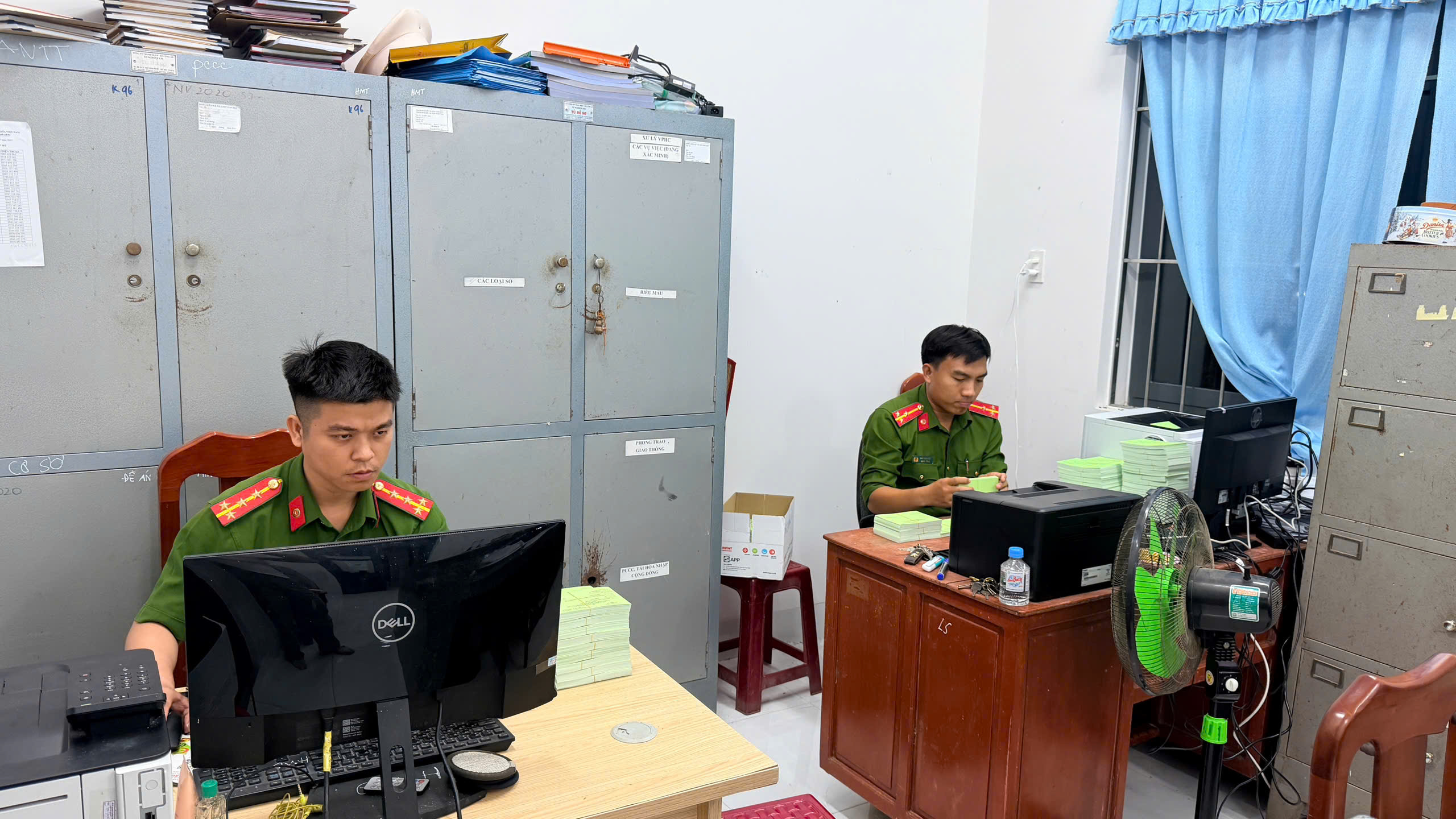 2 Ảnh Cán bộ, chiến sĩ Công an xã Hiệp Mỹ làm ngày, làm đêm