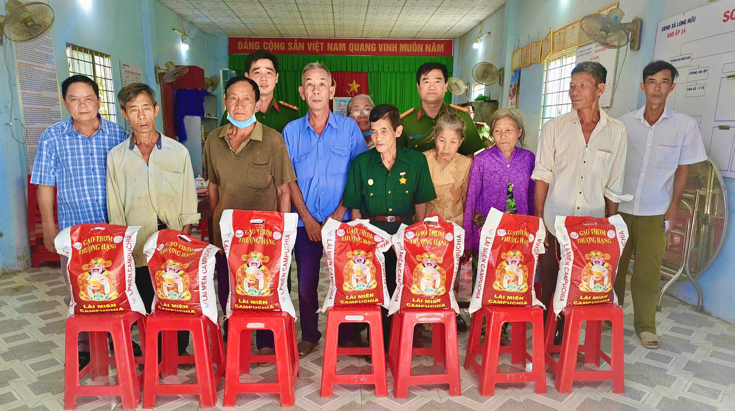 2 Trao tặng quà cho các hộ gia đình khó khăn trên địa bàn