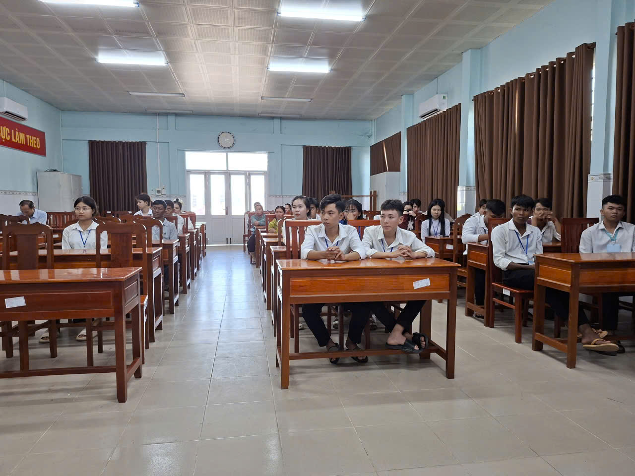 3 Ảnh Phụ huynh và các em học sinh tham dự hội nghị tuyên truyền, giáo dục pháp luật về các quy định về trật tự,