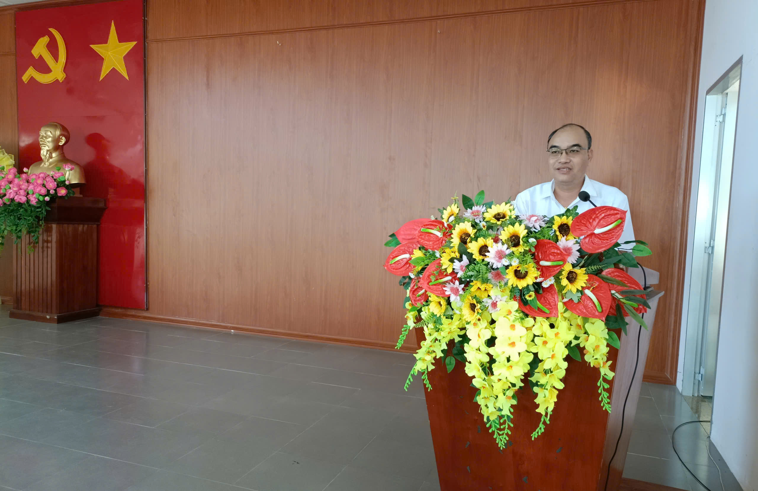 3 Đồng chí Lê Thành Tâm, Phó Bí thư Đảng ủy, Chủ tịch Ủy ban nhân dân xã Long Hữu phát biểu chỉ đạo
