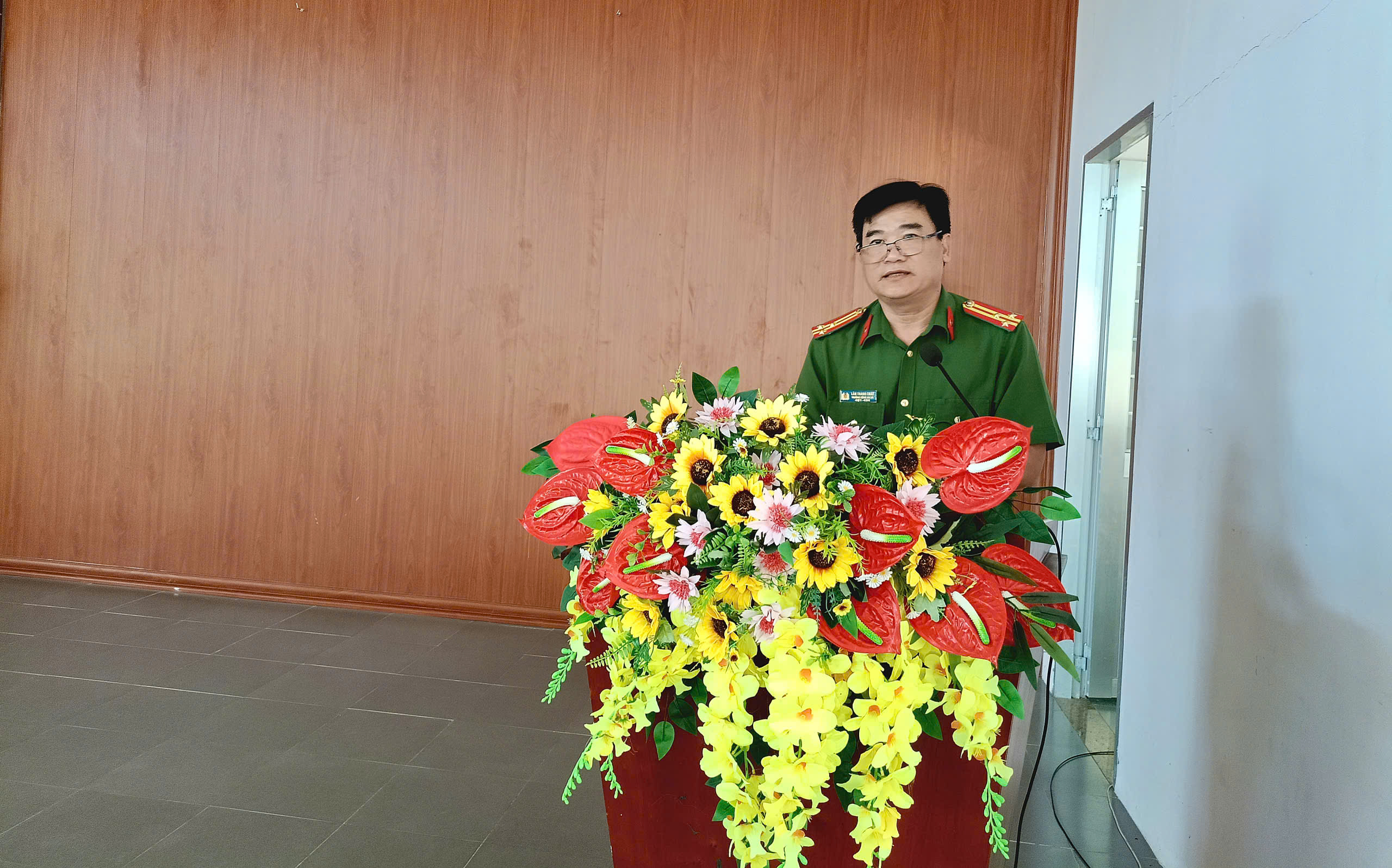 4 Đồng chí Thượng tá Lâm Thanh Châu, Ủy viên Ban Thường vụ Đảng ủy, Trưởng Công an xã Long Hữu kết luận cuộc họp