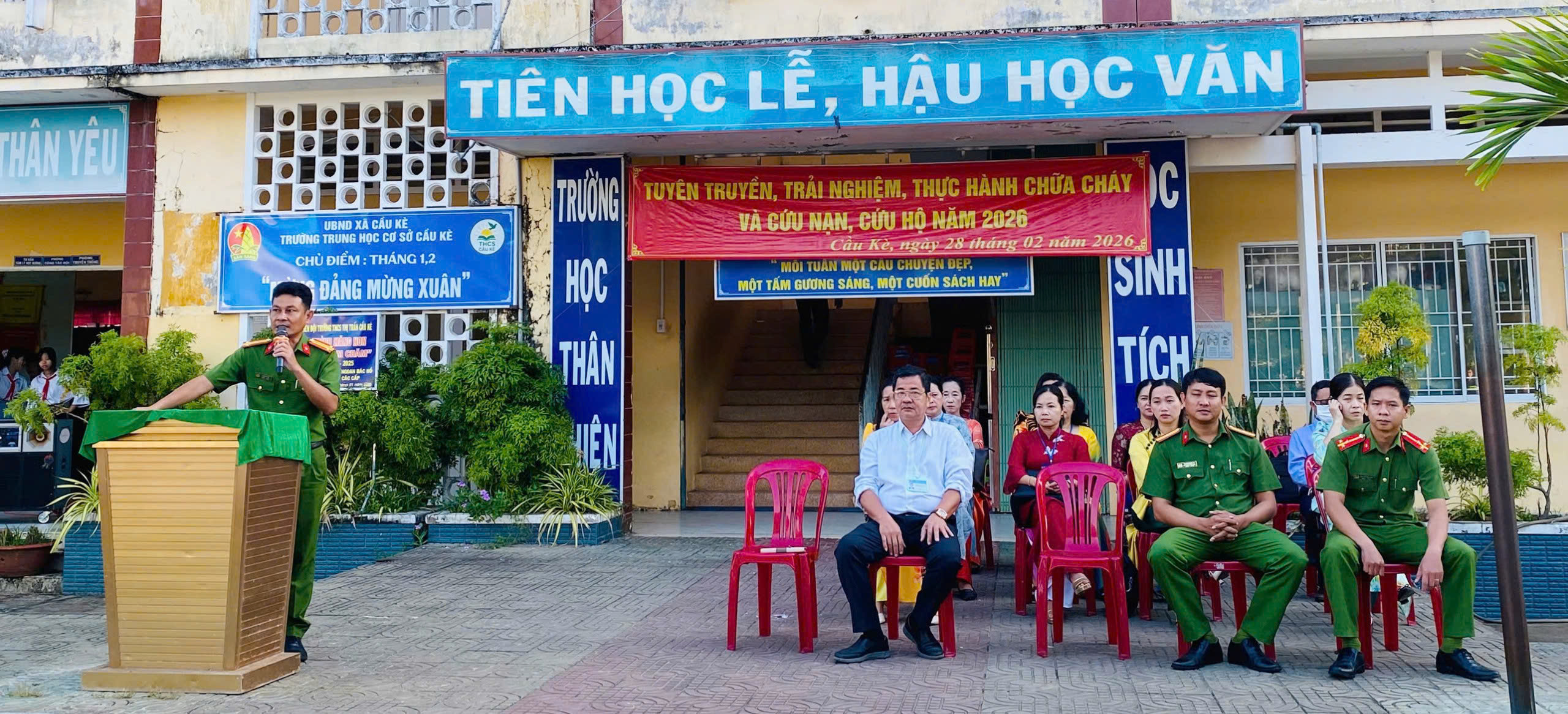 Ảnh 1 Cán bộ Đội Chữa cháy và CNCH khu vực 2 tuyên truyền pháp luật về PCCC