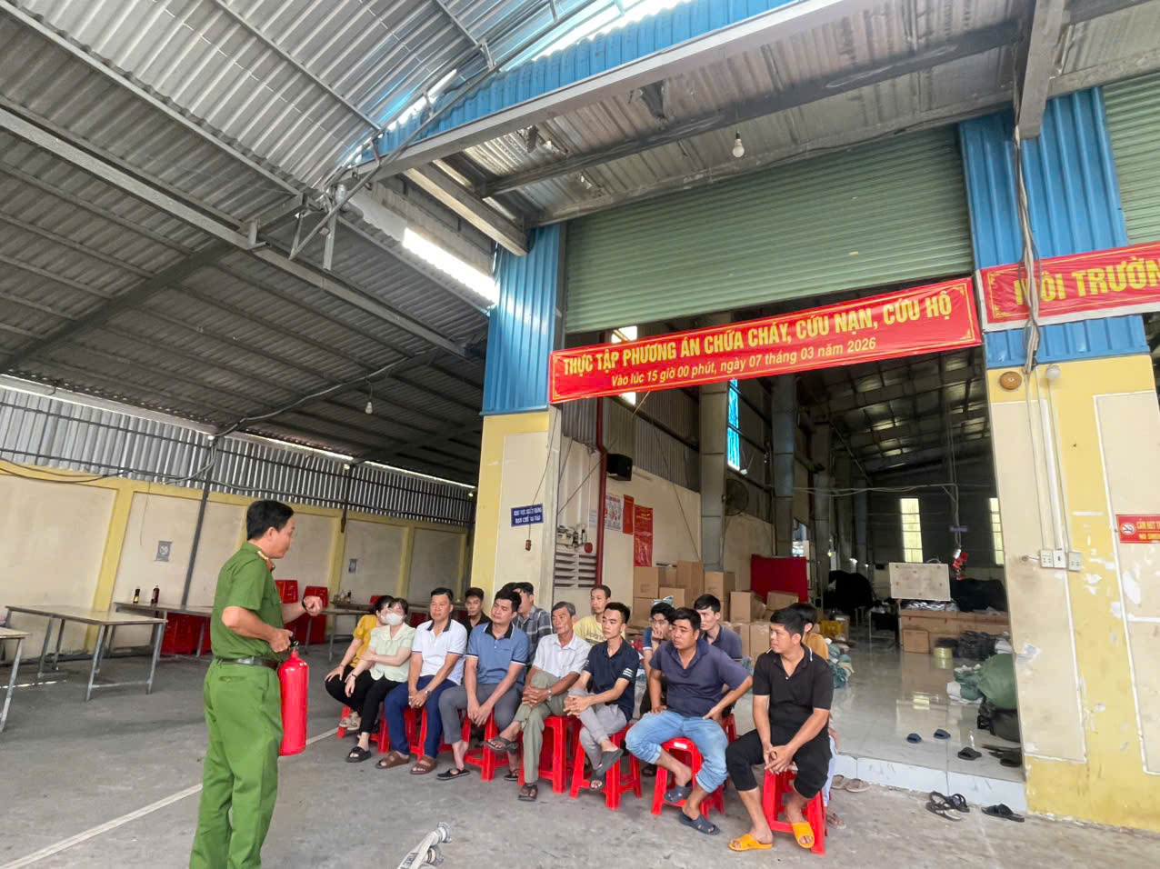 Ảnh 1 Cảnh sát PCCC và CNCH hướng dẫn lực lượng PCCC cơ sở sử dụng phương tiện chữa cháy xách tay