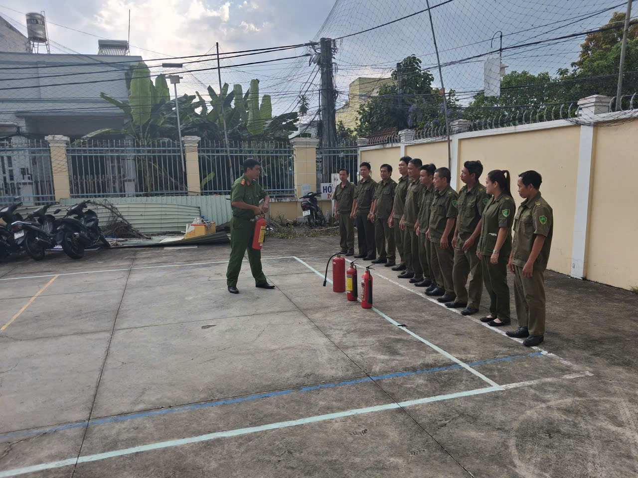 Ảnh 1 Hướng dẫn Đội dân phòng sử dụng phương tiện chữa cháy xách tay