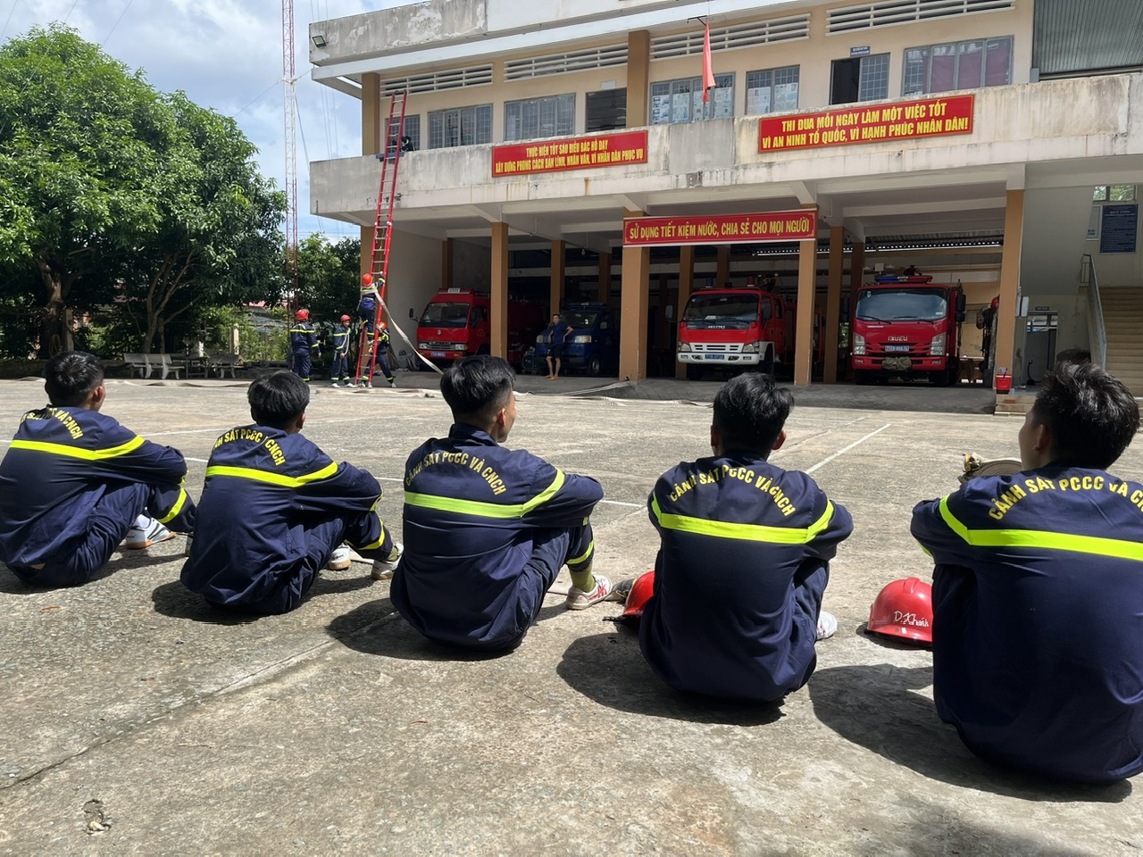 Ảnh 2 Cán bộ, chiến sĩ lực lượng Cảnh sát PCCC và CNCH thực hiện