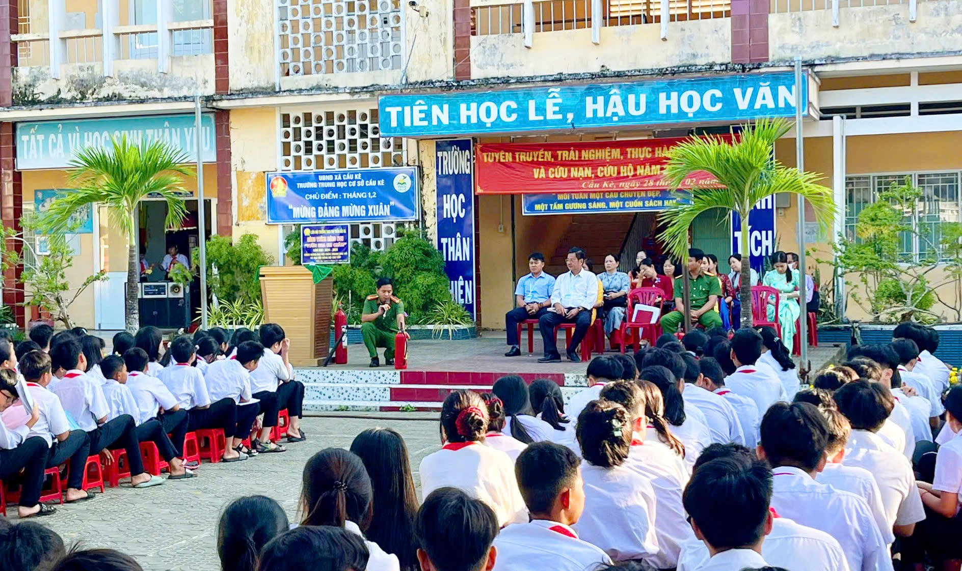 Ảnh 2 Cán bộ Đội Chữa cháy và CNCH khu vực 2 hướng dẫn giáo viên, học sinh về cấu tạo và cách phân biệt bình chữa cháy