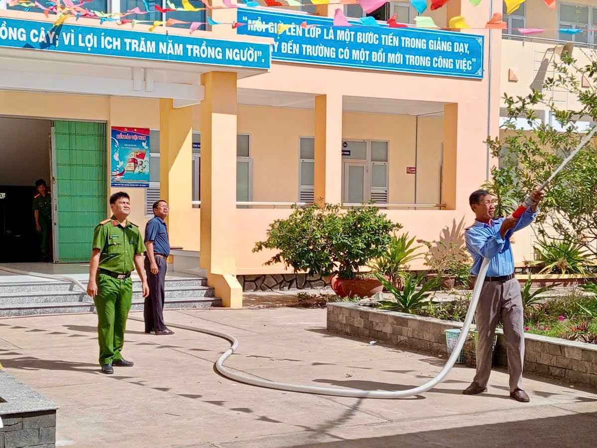 Ảnh 2 Lực lượng cơ sở vận hành và sử dụng phương tiện chữa cháy