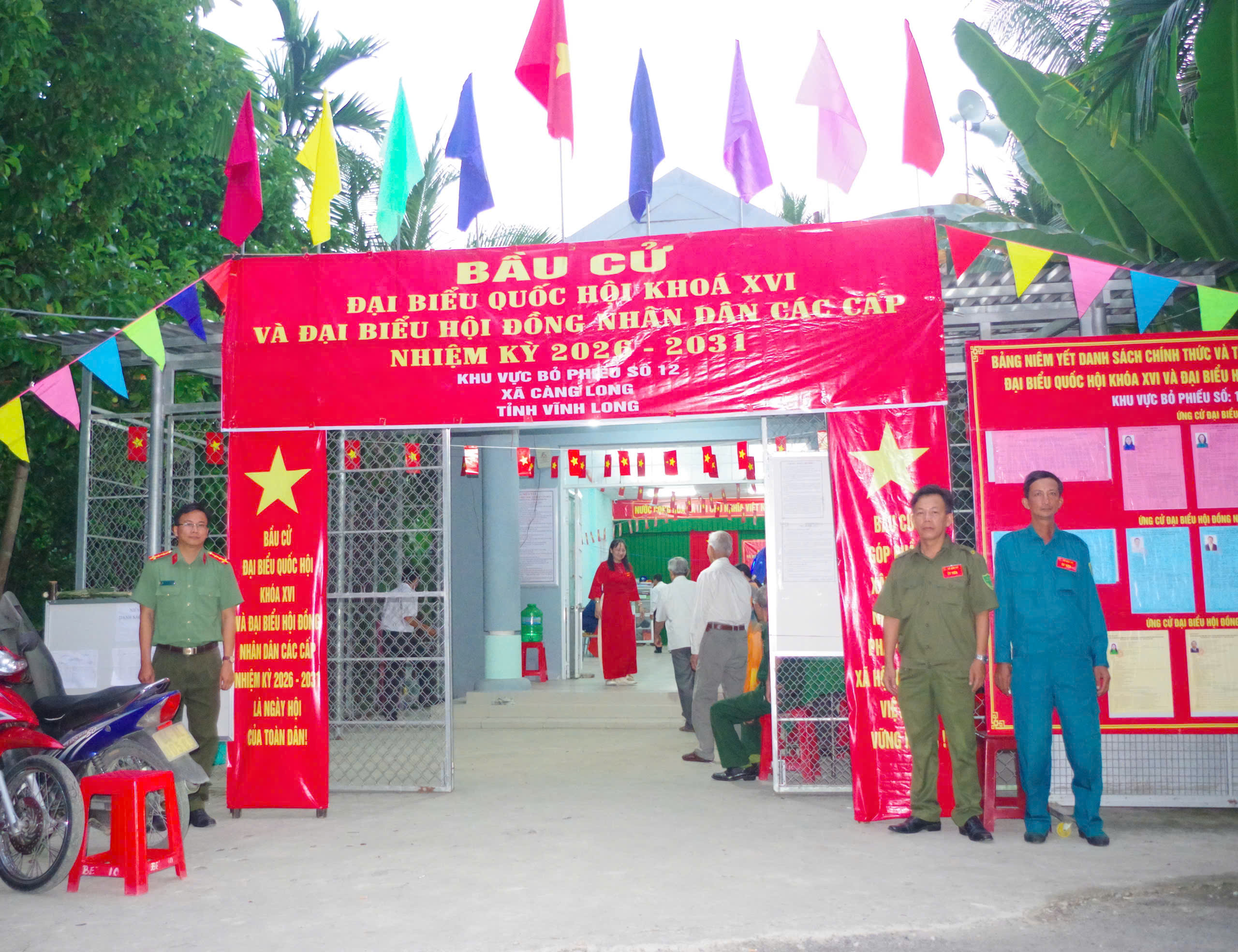 ẢNH 2 LỰC LƯỢNG THAM GIA BẢO VỆ ANTT BẦU CỬ TẠI KHU VỰC BỎ PHIẾU SỐ 12