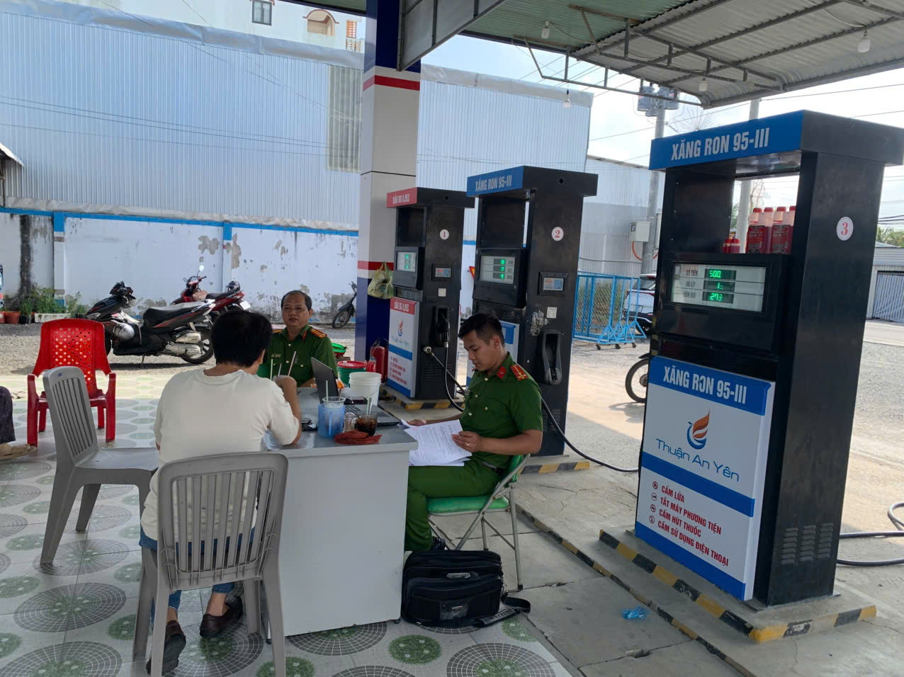 Ảnh 2 Phòng Cảnh sát PCCC vafd CNCH kiểm tra hồ sơ cơ sở