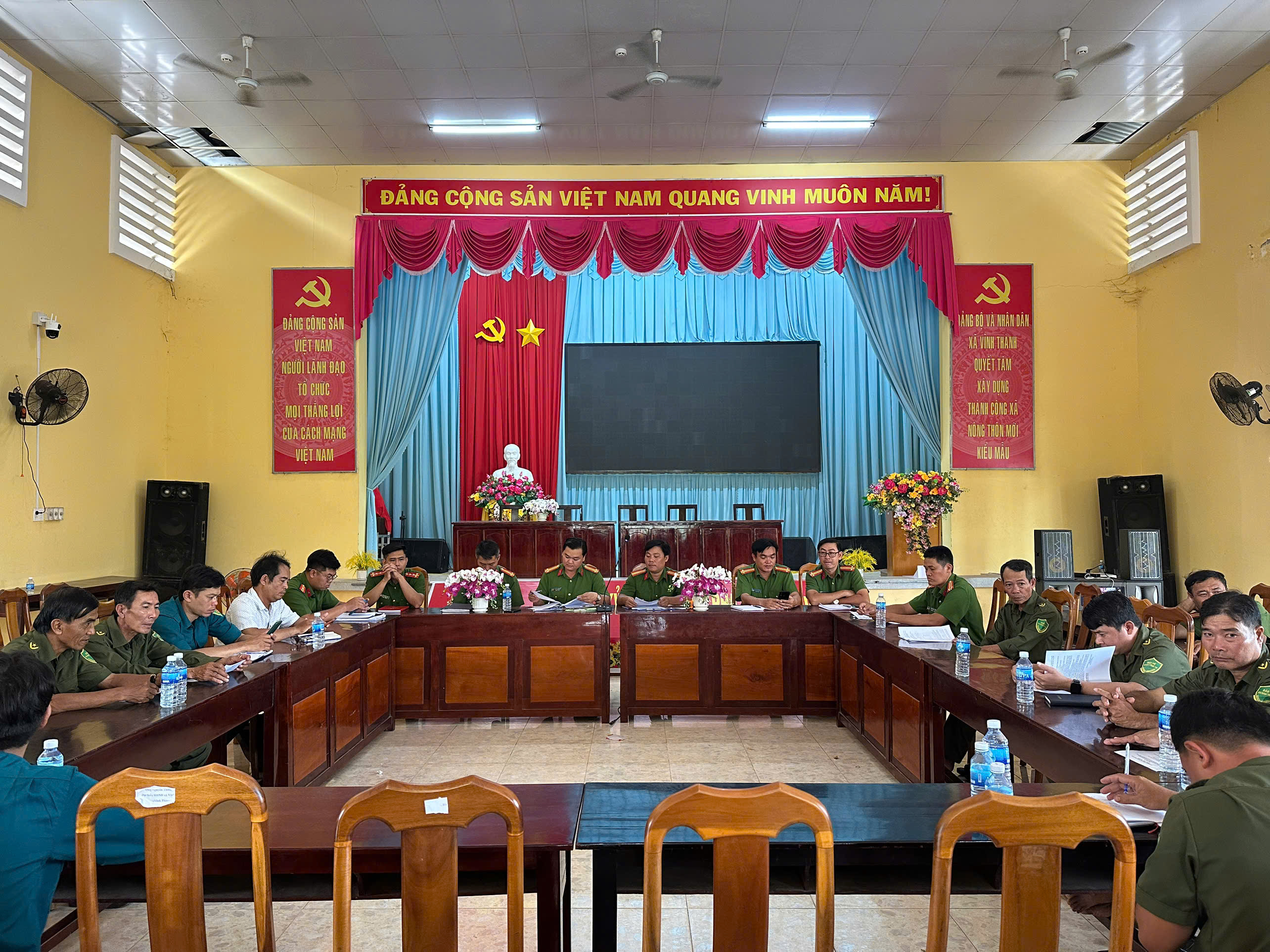 Ảnh thành viên Tiểu ban ANTT và lực lượng bảo vệ tham dự hội nghị triển khai công tác đảm bảo ANTT
