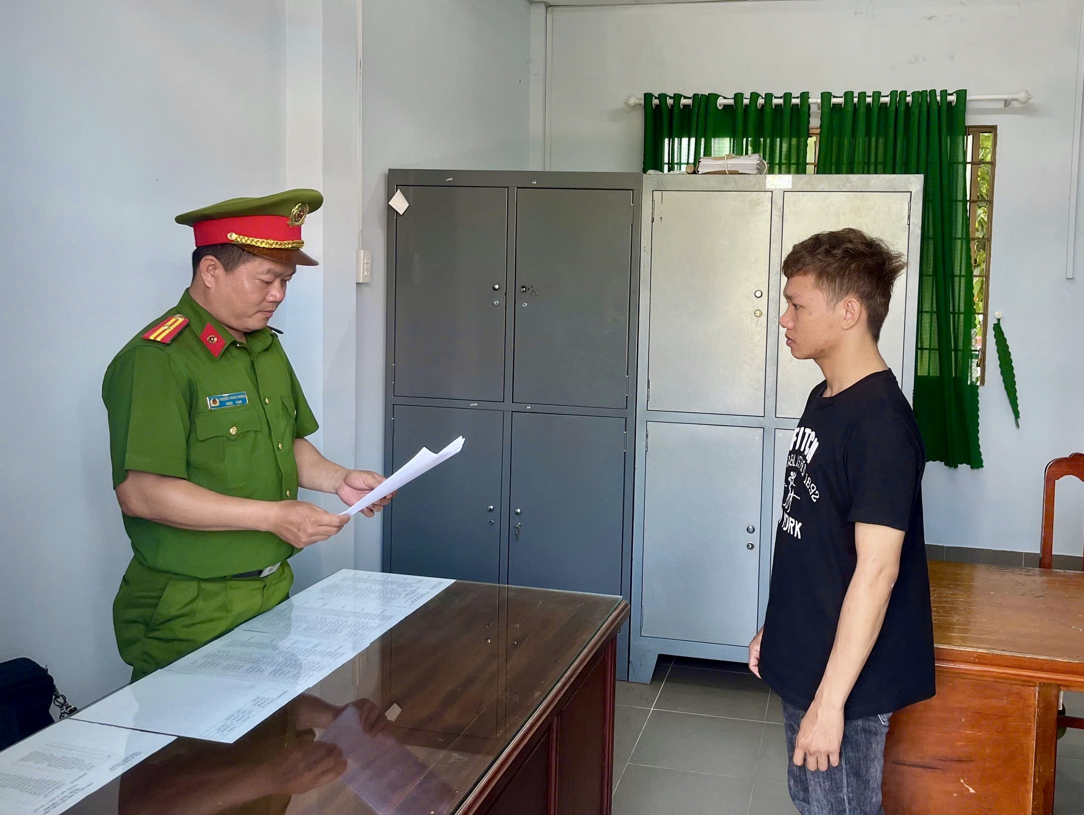 ảnh tống đạt quyết định