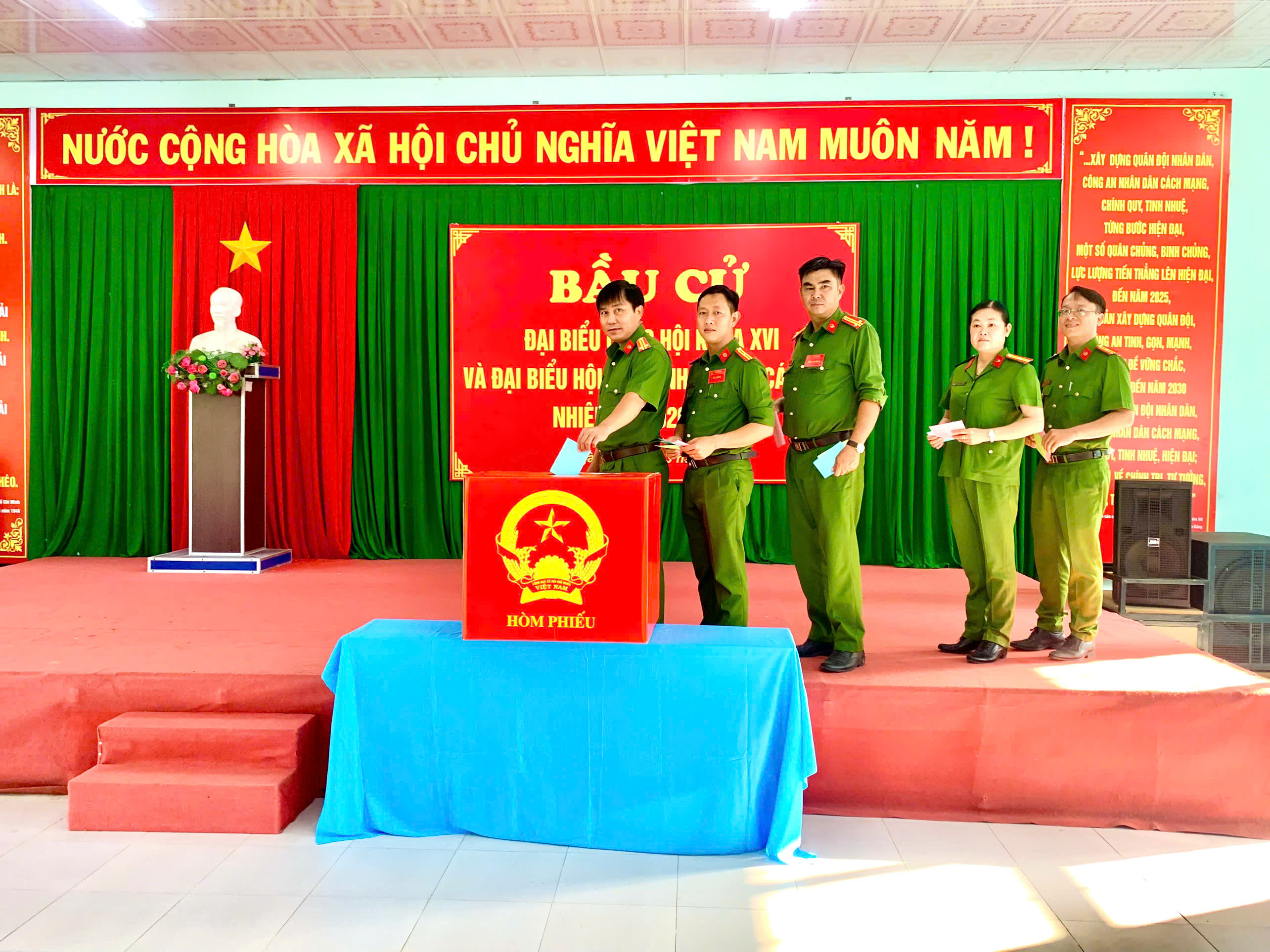 Ban Chỉ huy và cán bộ cơ sở thực hiện bầu cử