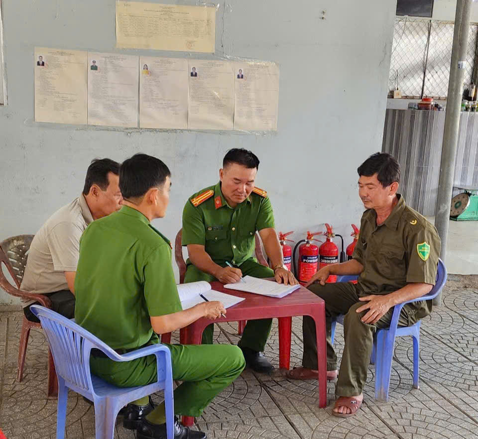 Cán bộ CAX kiểm tra