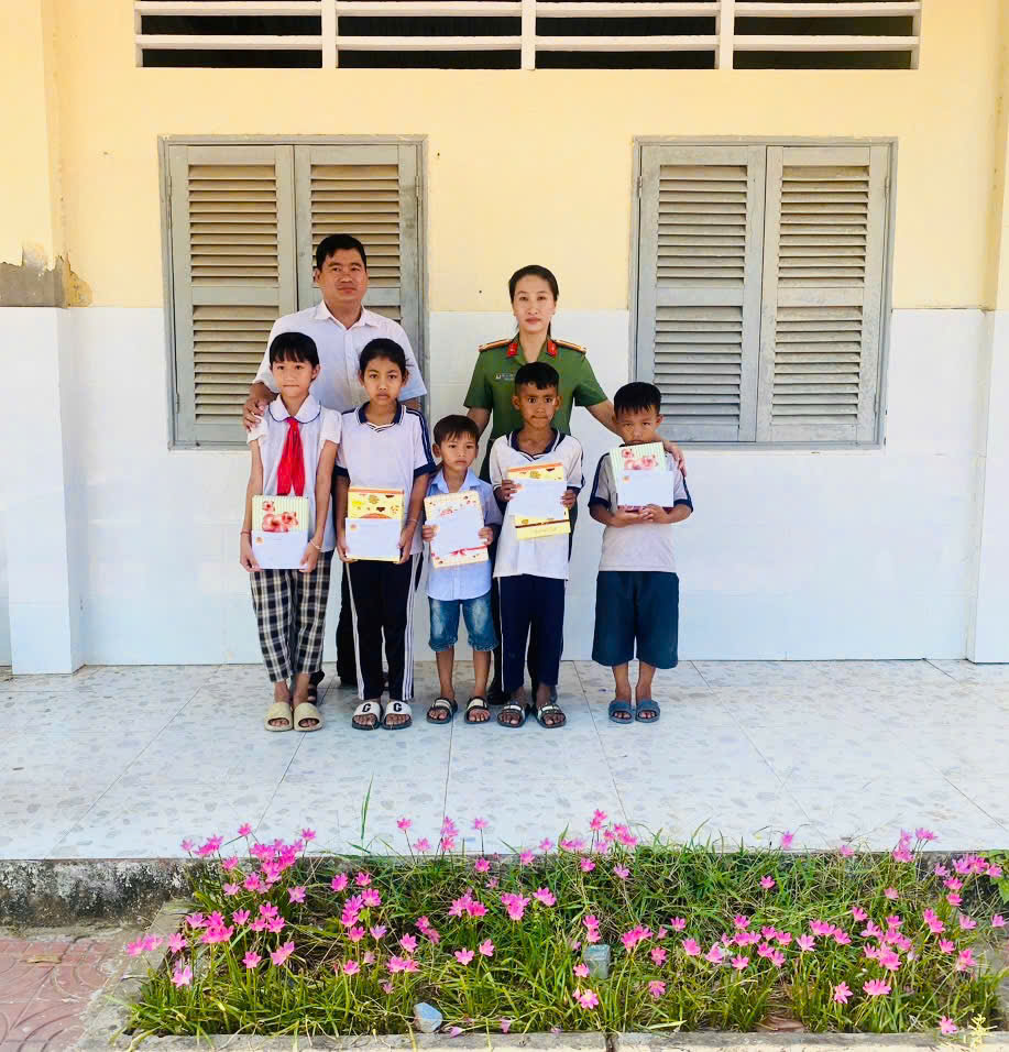 Công an xã phối hợp Trường Tiểu học Đôn Xuân B tặng quà cho học sinh tại điểm học ấp Bà Giam B