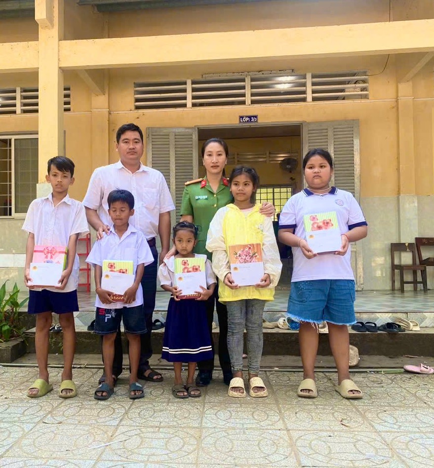 Công an xã phối hợp Trường Tiểu học Đôn Xuân B tặng quà cho học sinh tại điểm học ấp Xóm Tộ