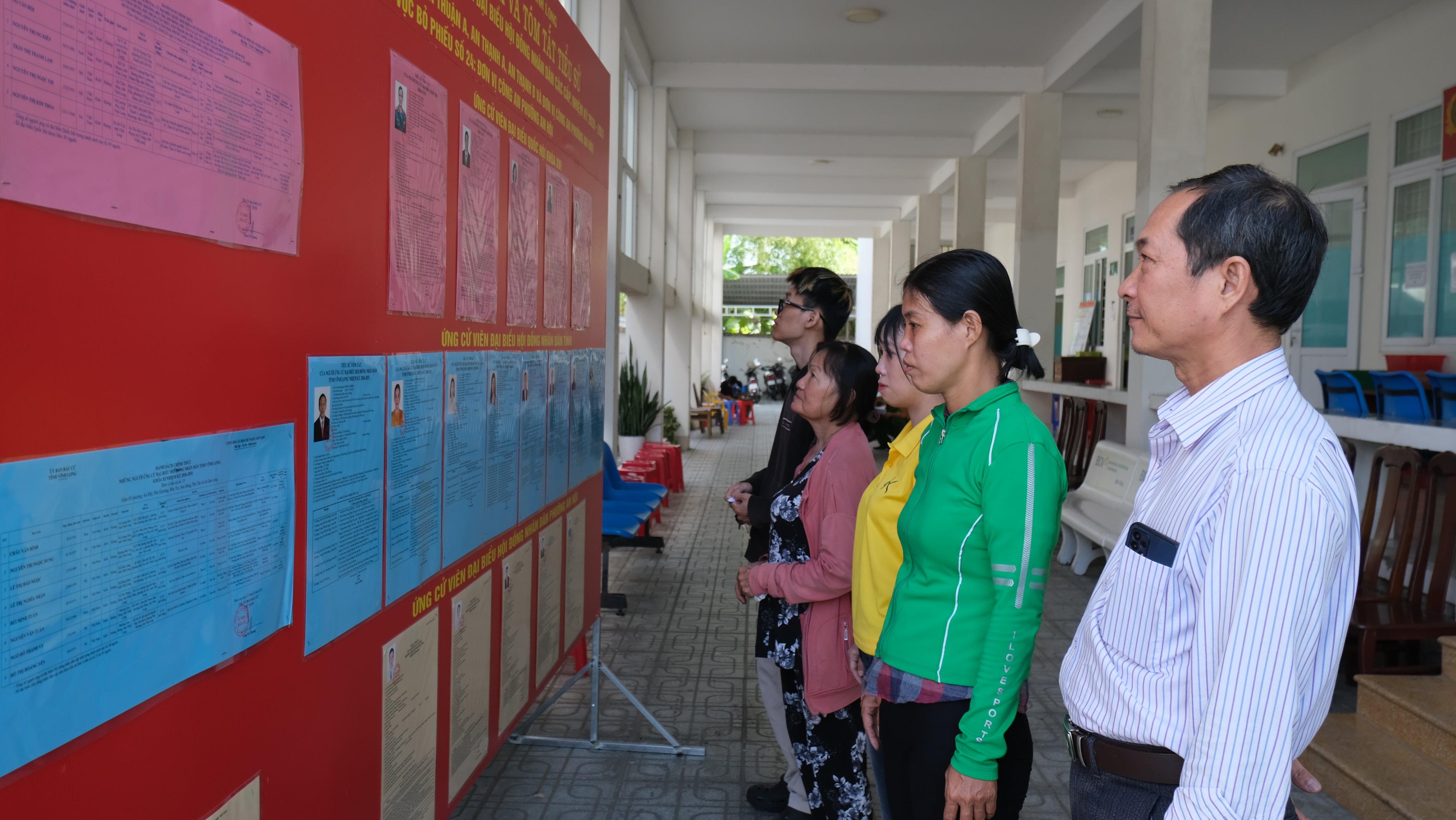Cử tri phường An Hội xem danh sách niêm yết người ứng cử