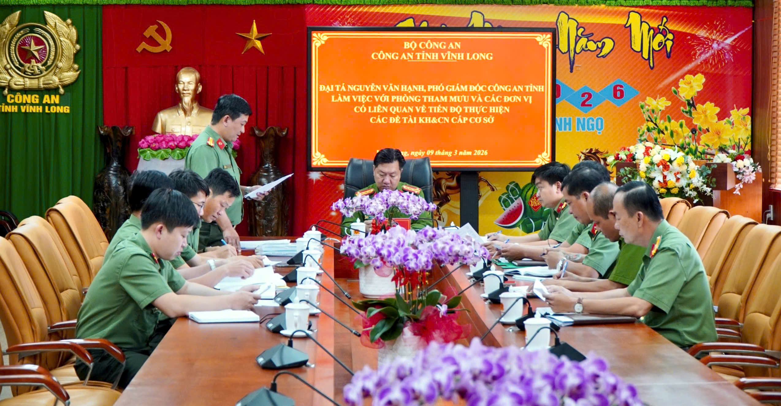 Đại diện Phòng Tham mưu đã báo cáo tình hình triển khai các đề tài khoa học và công nghệ cấp cơ sở