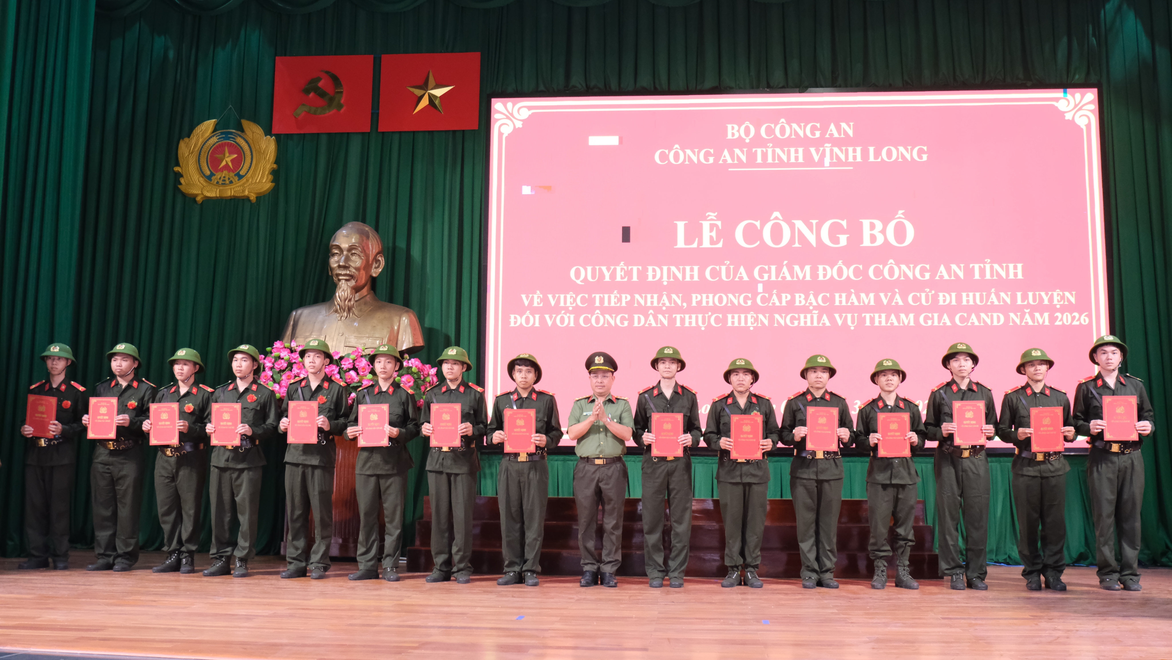 Đại tá Phạm Thanh Tùng, Phó Giám đốc Công an tỉnh Vĩnh Long trao quyết định cho các công dân