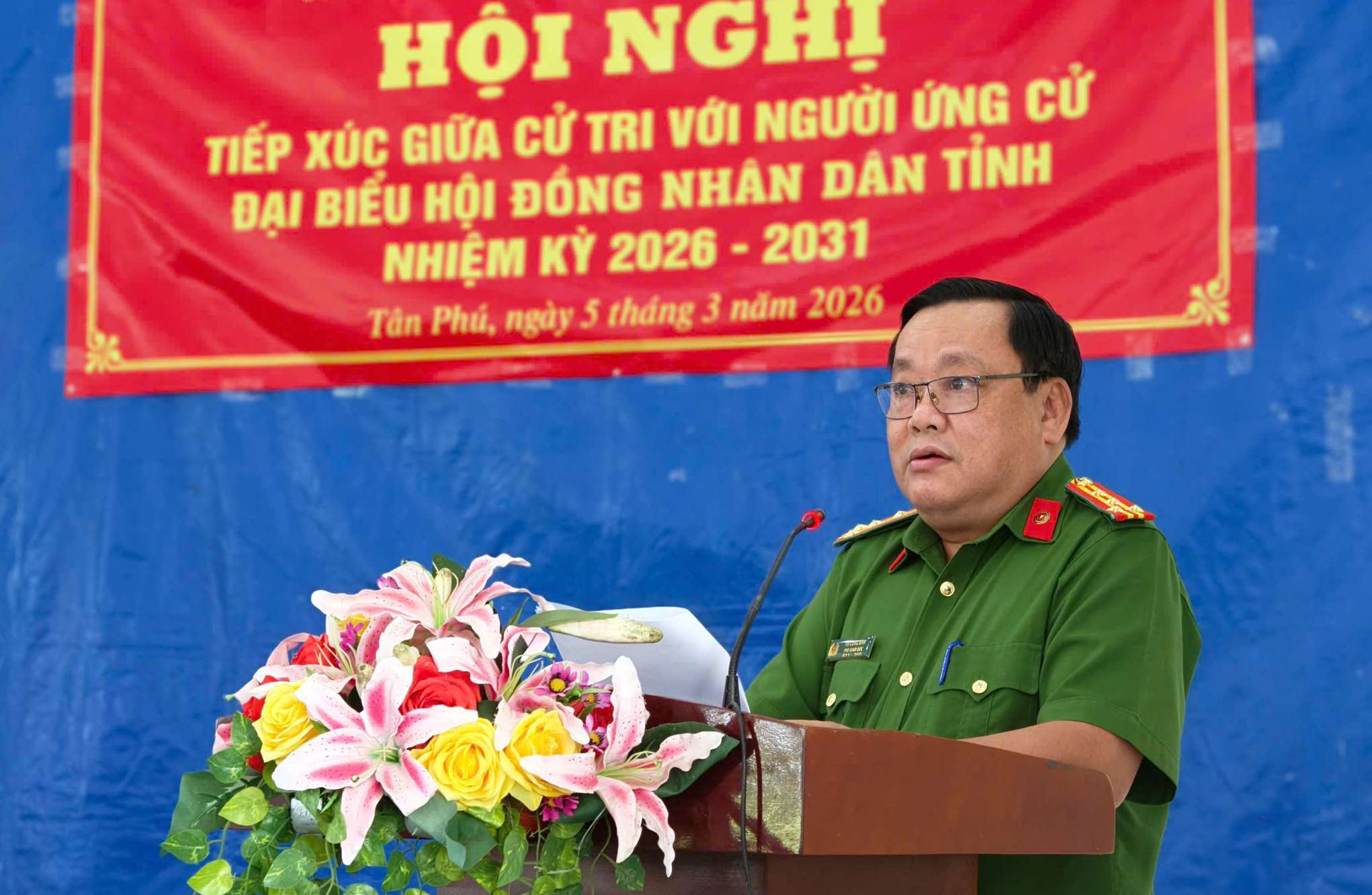 Đại tá Võ Công Bình, Phó Giám đốc Công an tỉnh phát biểu tại buổi tiếp xúc cư tri xã Tân Phú