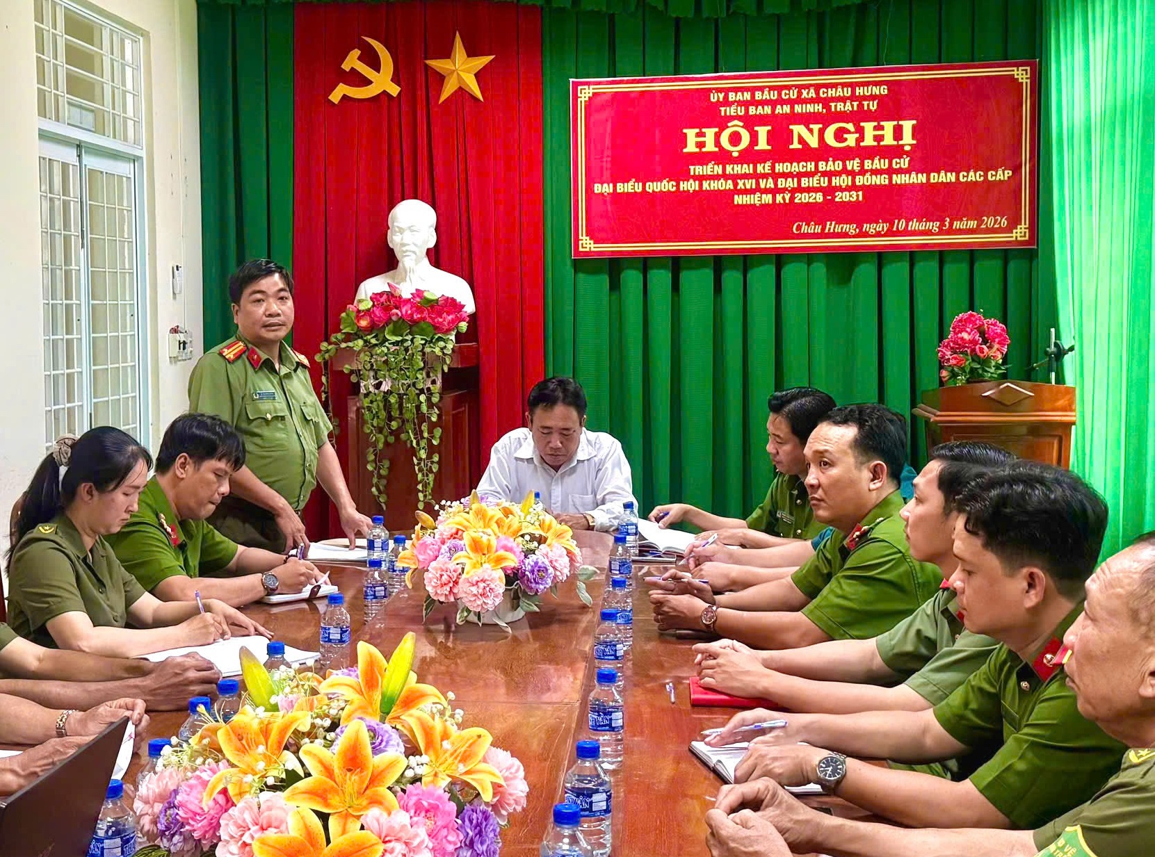 Đồng chí Trung tá Lê Hoàng triển khai các nội dung trọng tâm của kế hoạch bảo vệ bầu cử