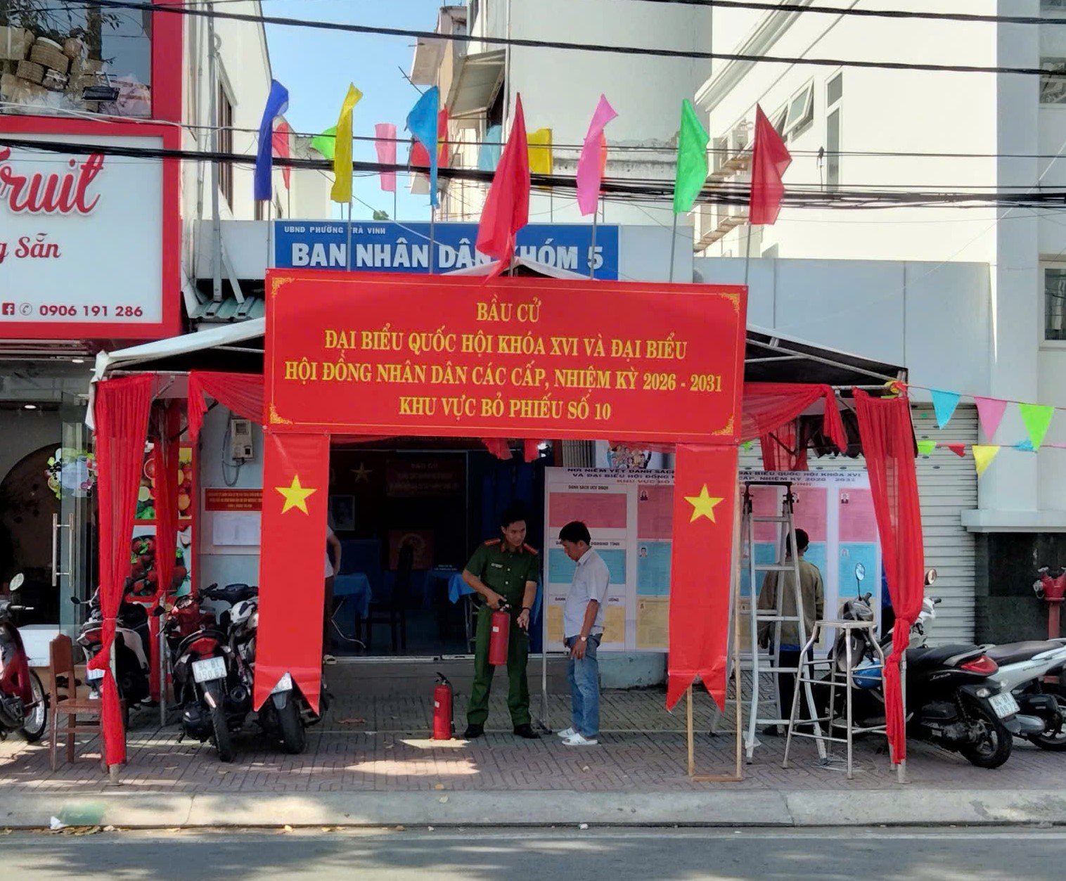 HÌNH ẢNH CÔNG AN PHƯỜNG KIỂM TRA CÔNG TÁC PCCC VÀ HƯỚNG DẪN CÁC THÀNH VIÊN TỔ BẦU CỬ SỬ DỤNG BÌNH CHỮA CHÁY TẠI CHỖ