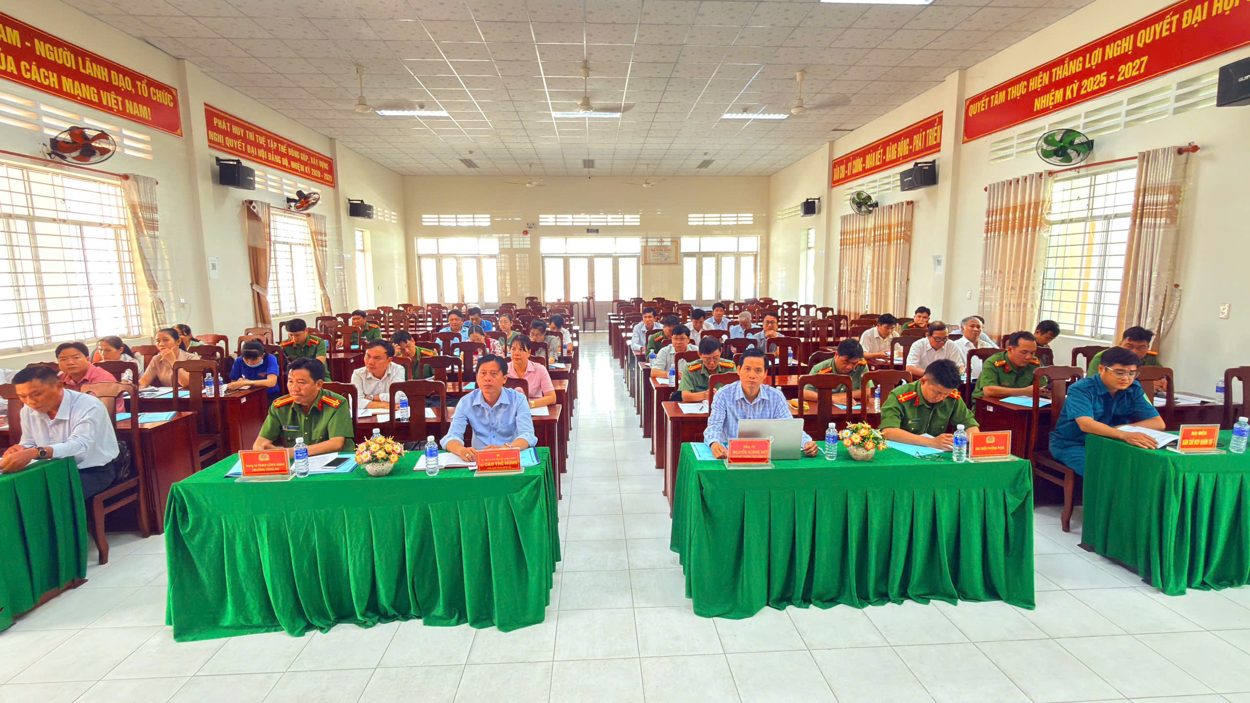 Lãnh đạo xã cùng đại diện các ban, ngành, đoàn thể và lực lượng chức năng tham dự hội nghị