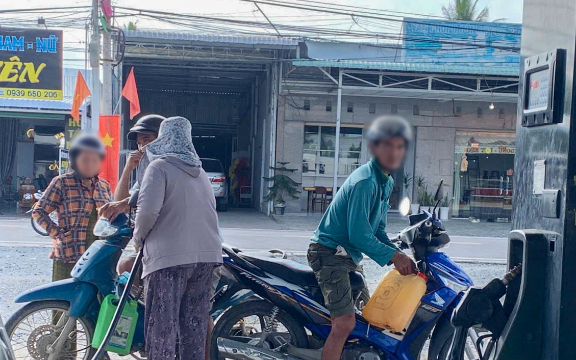 Người dân khu vực xã Tân Quới dùng bình nhựa, can nhựa mua xăng, dầu