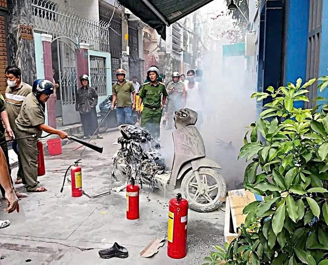 Người dân sử dụng bình chữa cháy dập tắt đám cháy xe điện