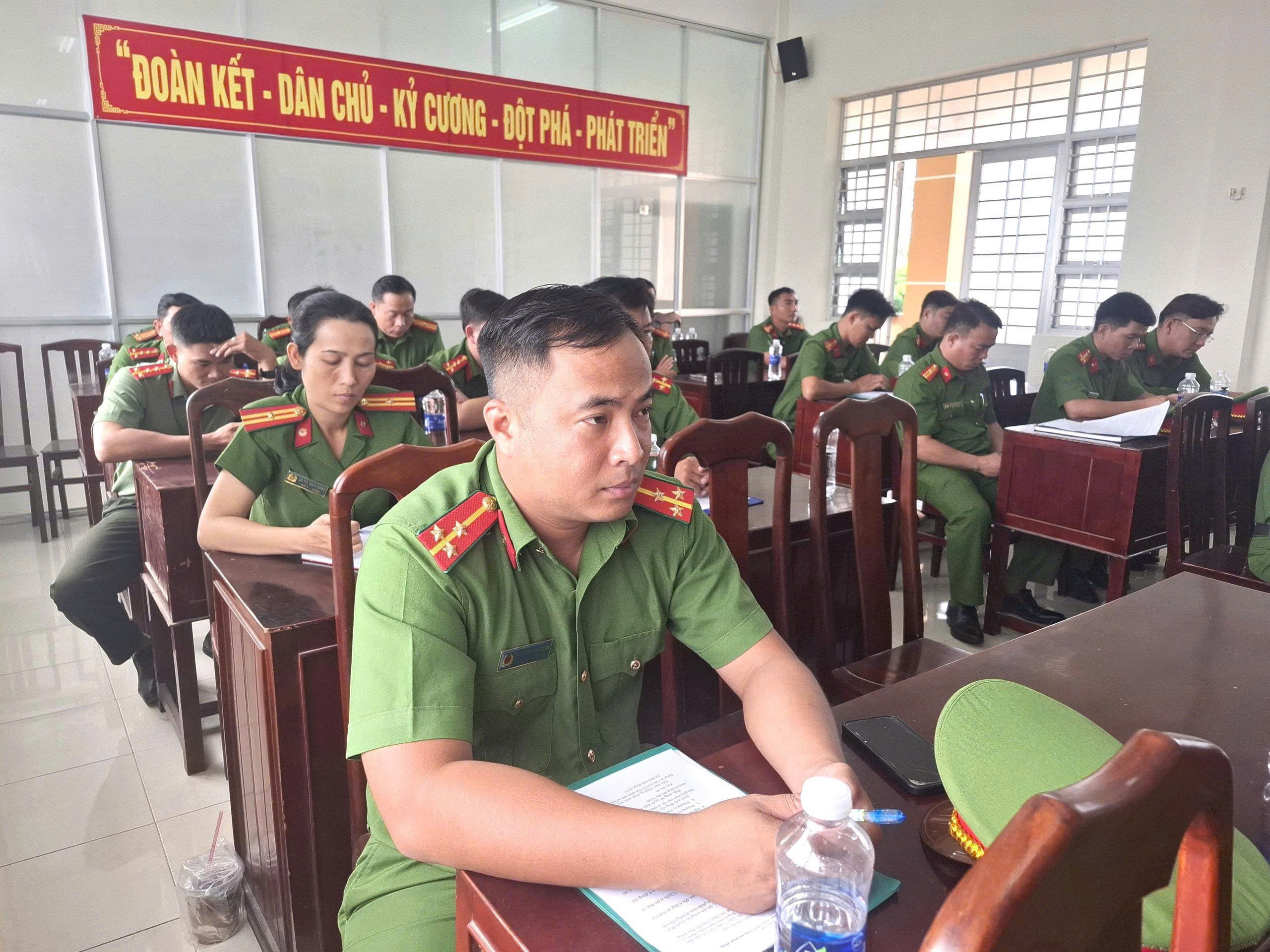 quan cảnh hội nghị 2