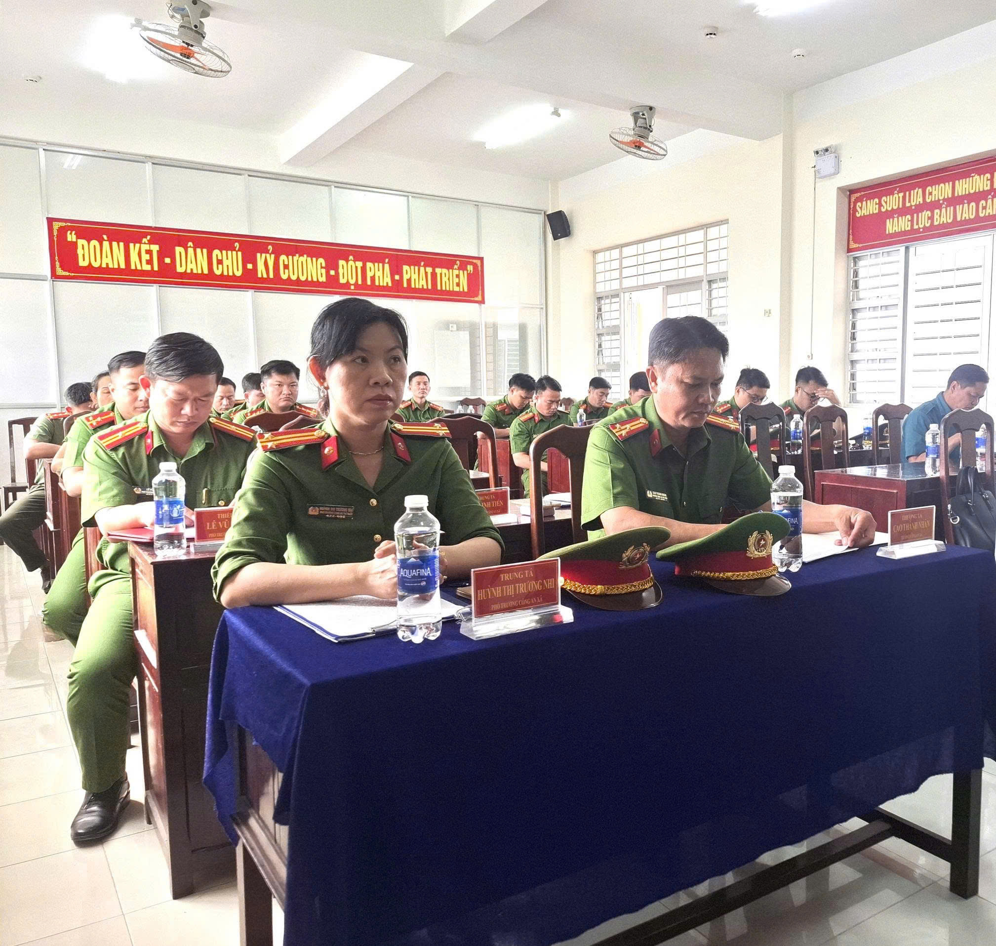 quan cảnh hội nghị