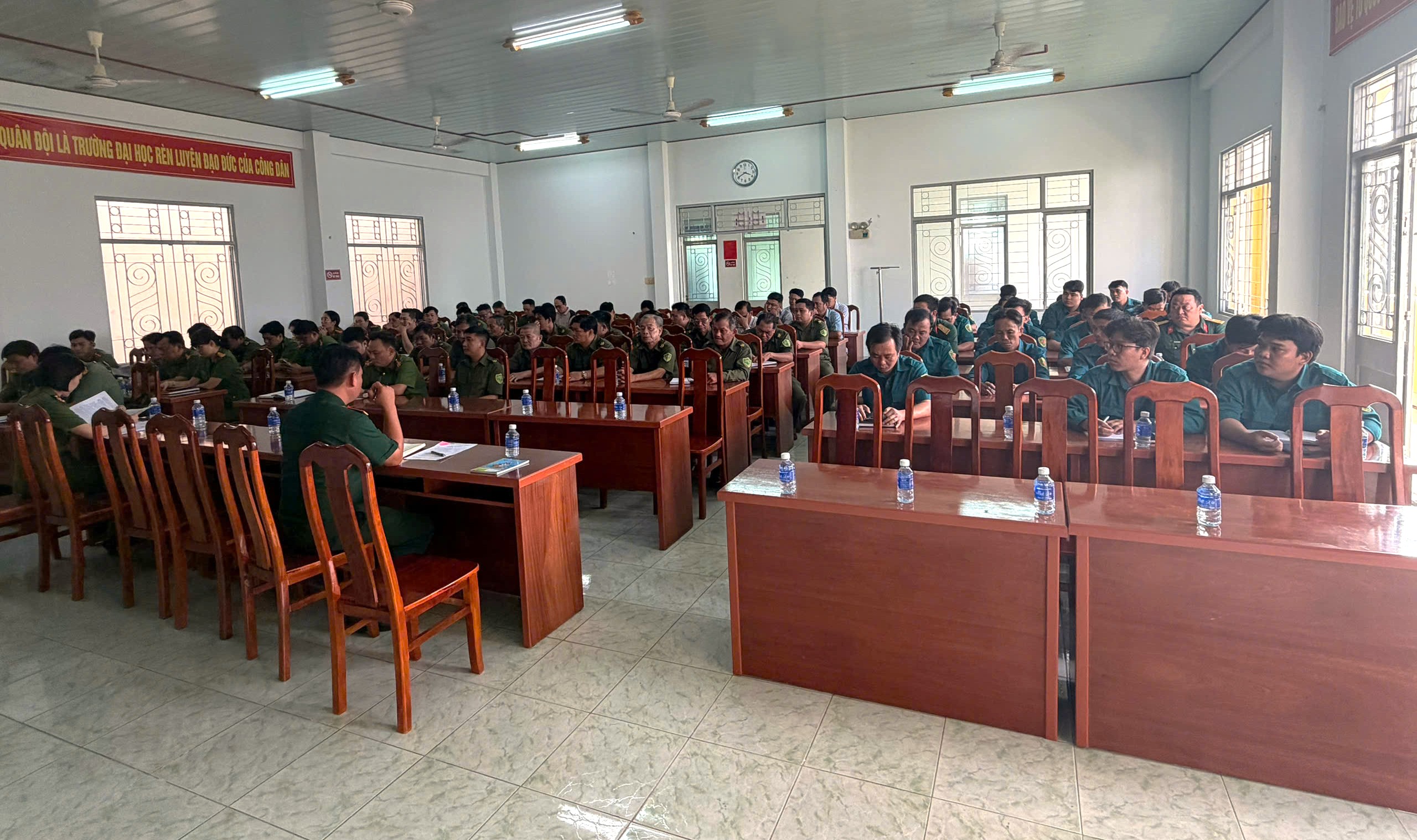 Quang cảnh cuộc họp