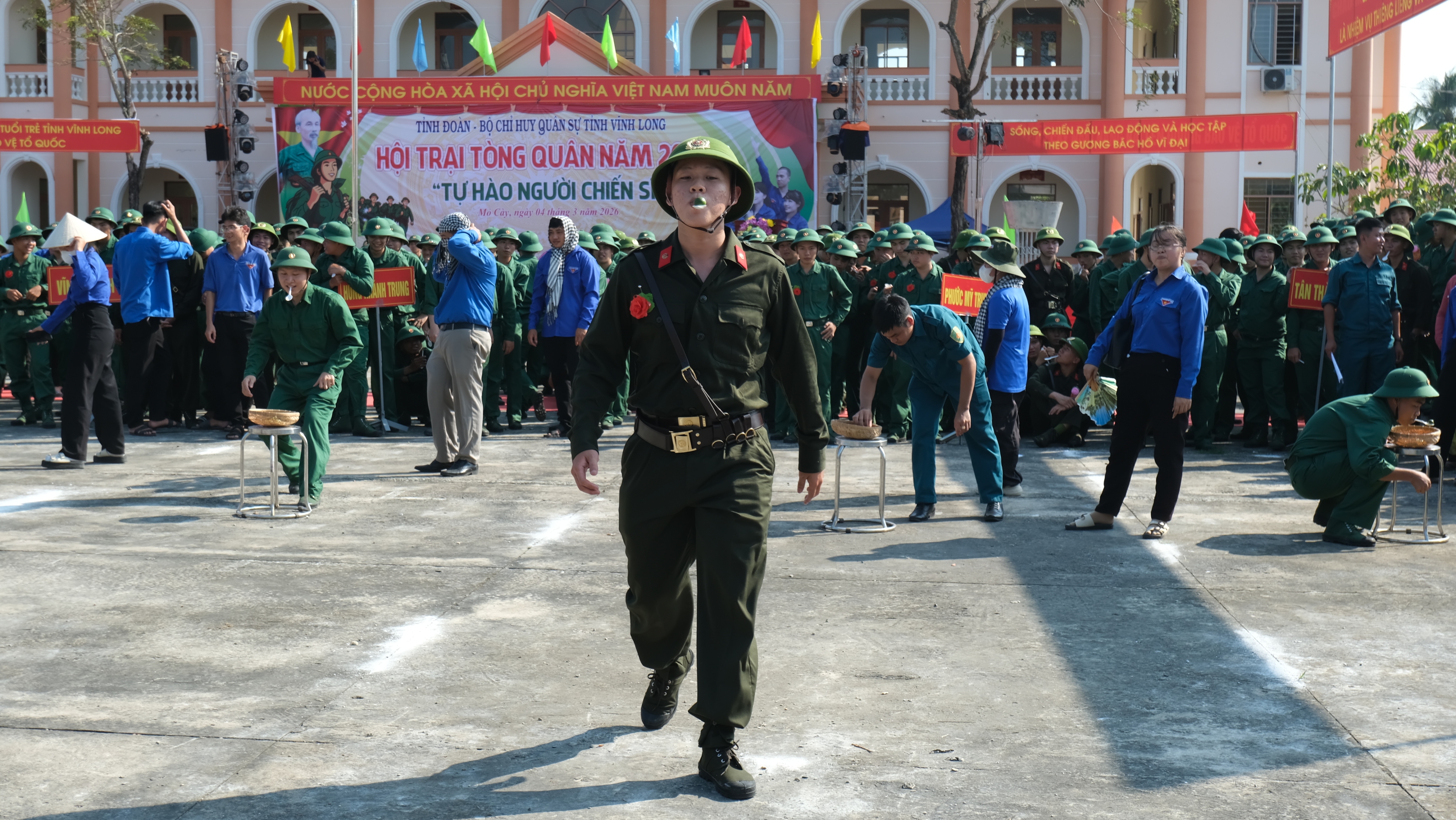 Thanh niên tham gia các trò chơi dân gian
