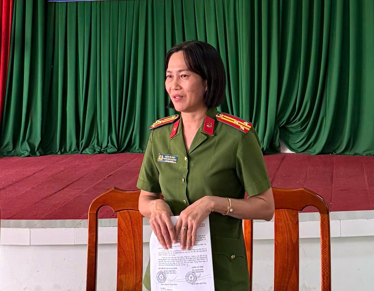 Trưởng Công an phường phát biểu chỉ đạo tại cuộc họp
