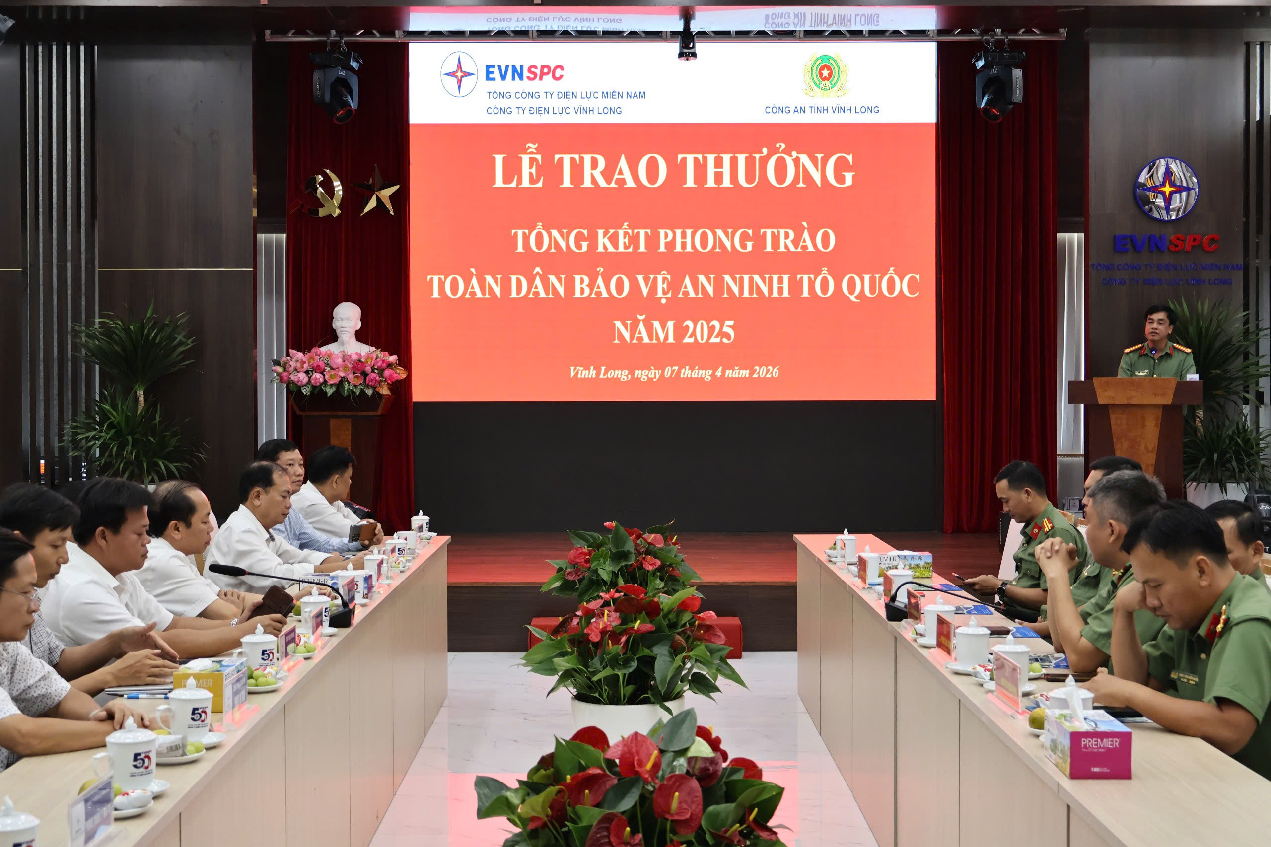 08 4 Ảnh 1 PA04 Phòng ANKT trao Giấy khen phong trào TDBVANTQ tại Cty Điện lực