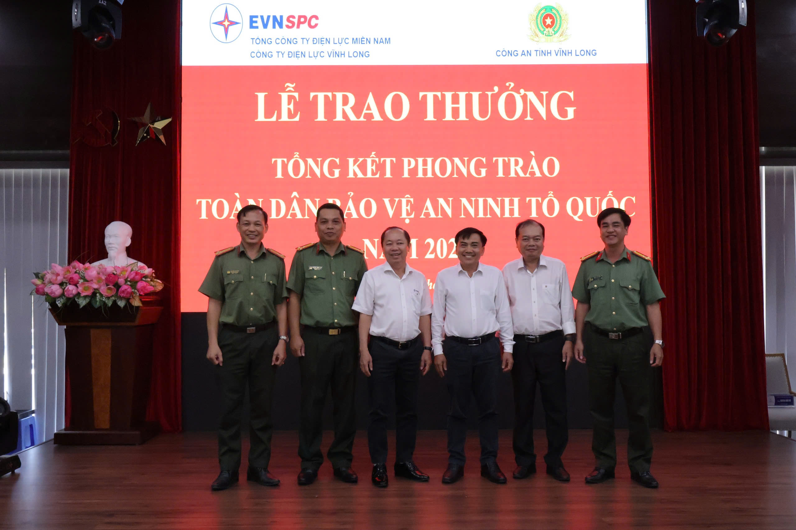 08 4 Ảnh 2 PA04 Phòng ANKT trao Giấy khen phong trào TDBVANTQ tại Cty Điện lực
