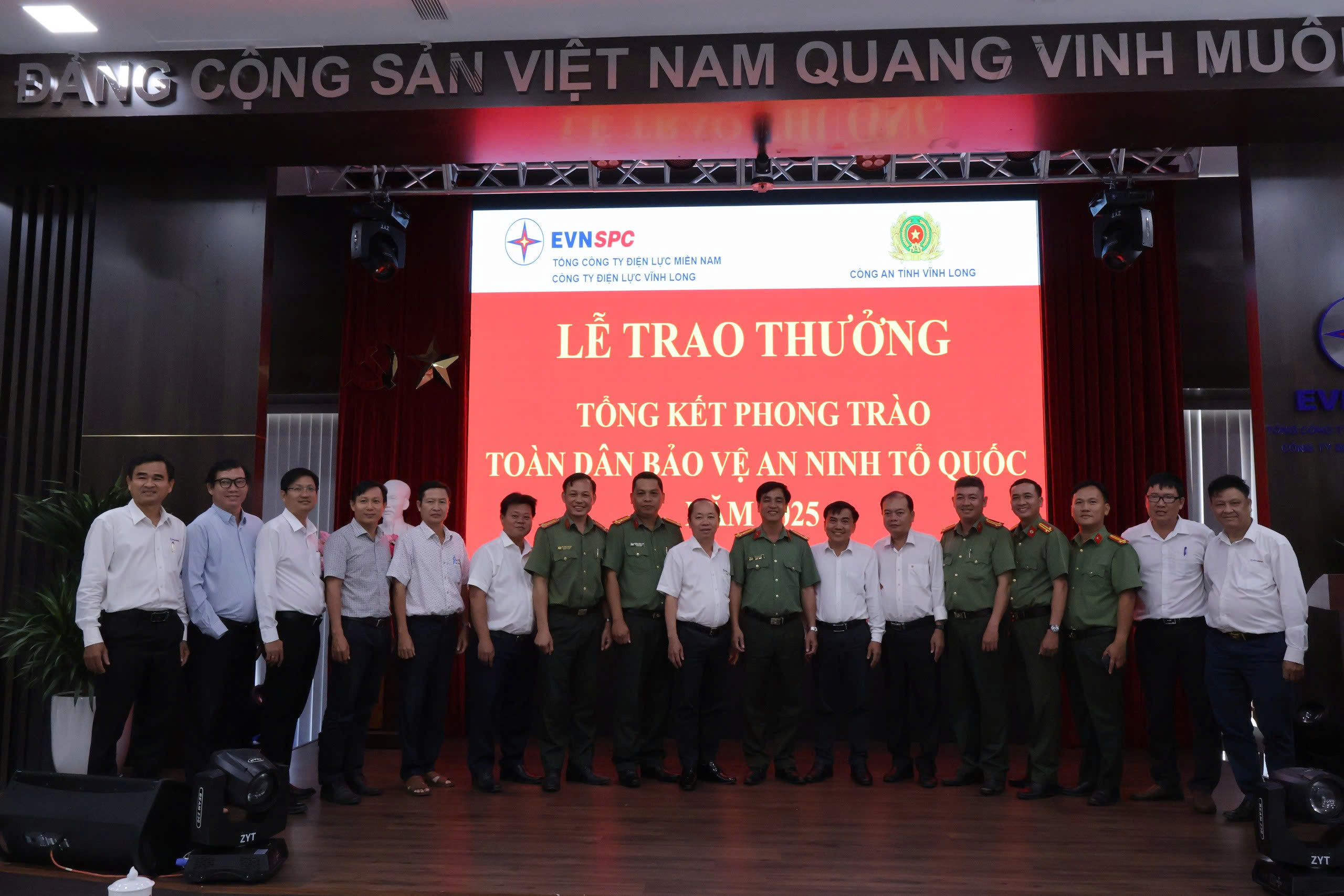 08 4 Ảnh 3 PA04 Phòng ANKT trao Giấy khen phong trào TDBVANTQ tại Cty Điện lực