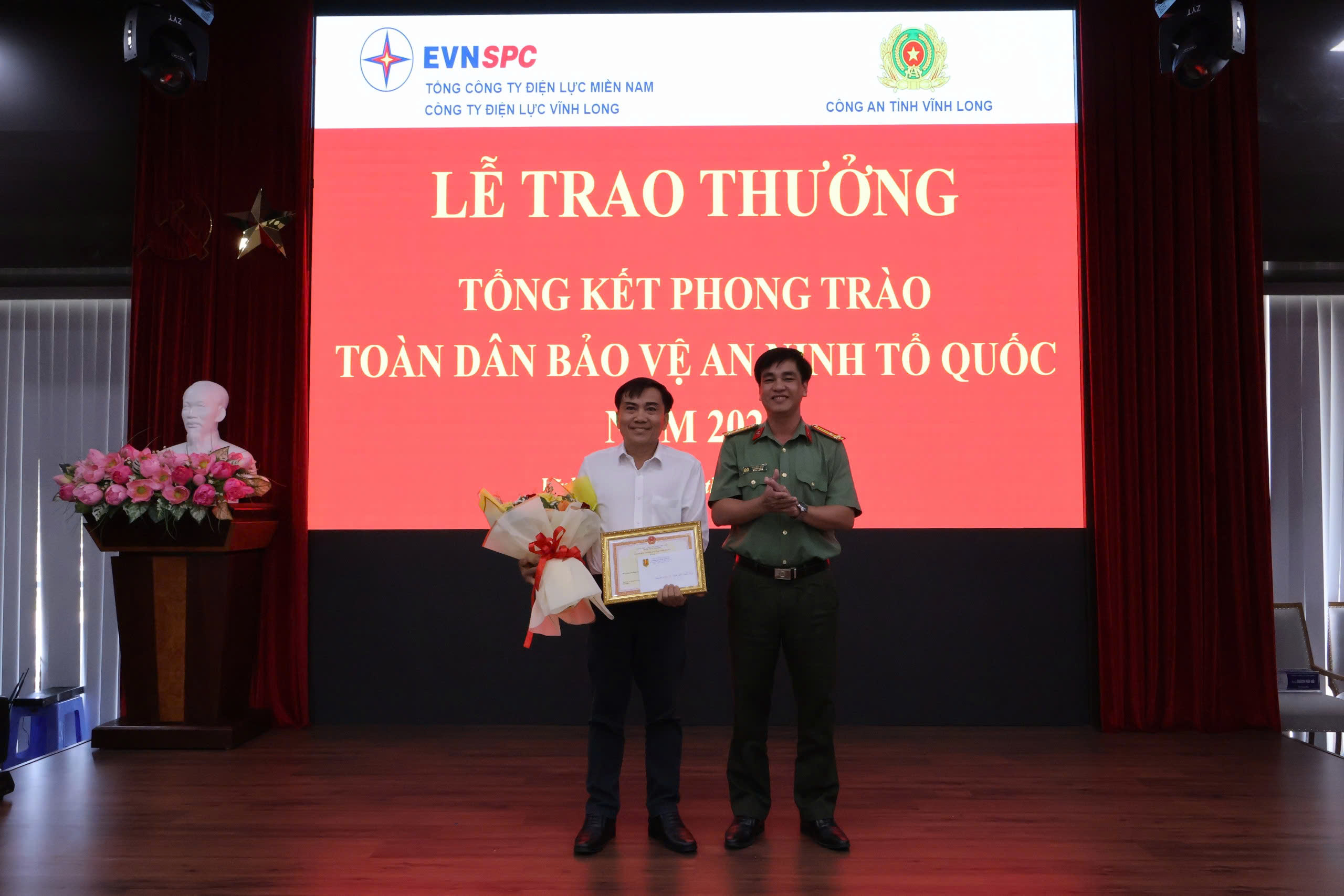 08 4 Ảnh 4 PA04 Phòng ANKT trao Giấy khen phong trào TDBVANTQ tại Cty Điện lực